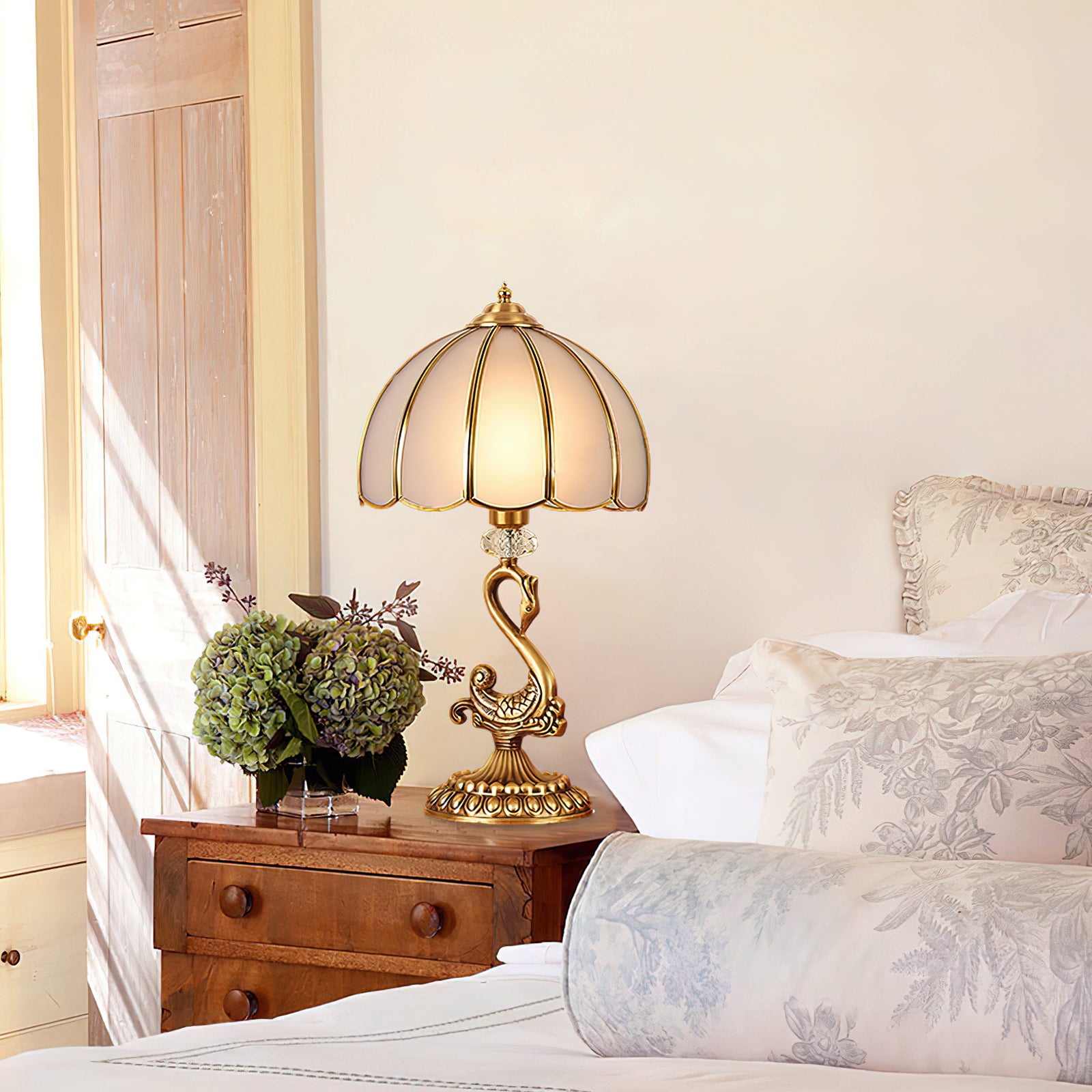 ライトラグジュアリー真鍮スワンテーブルランプ