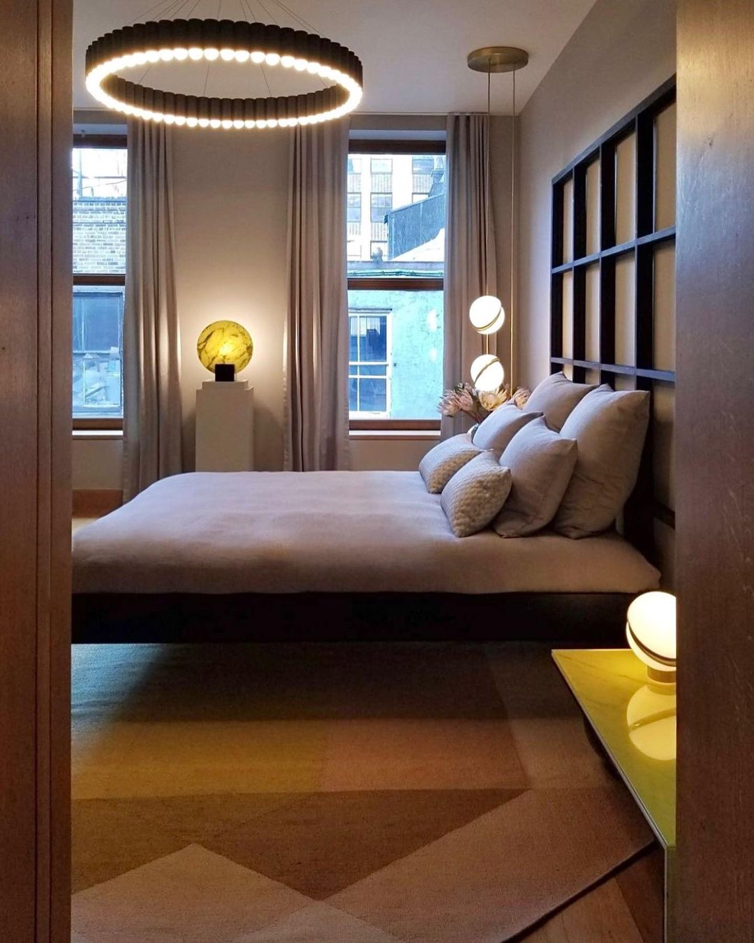 三日月型テーブルランプ