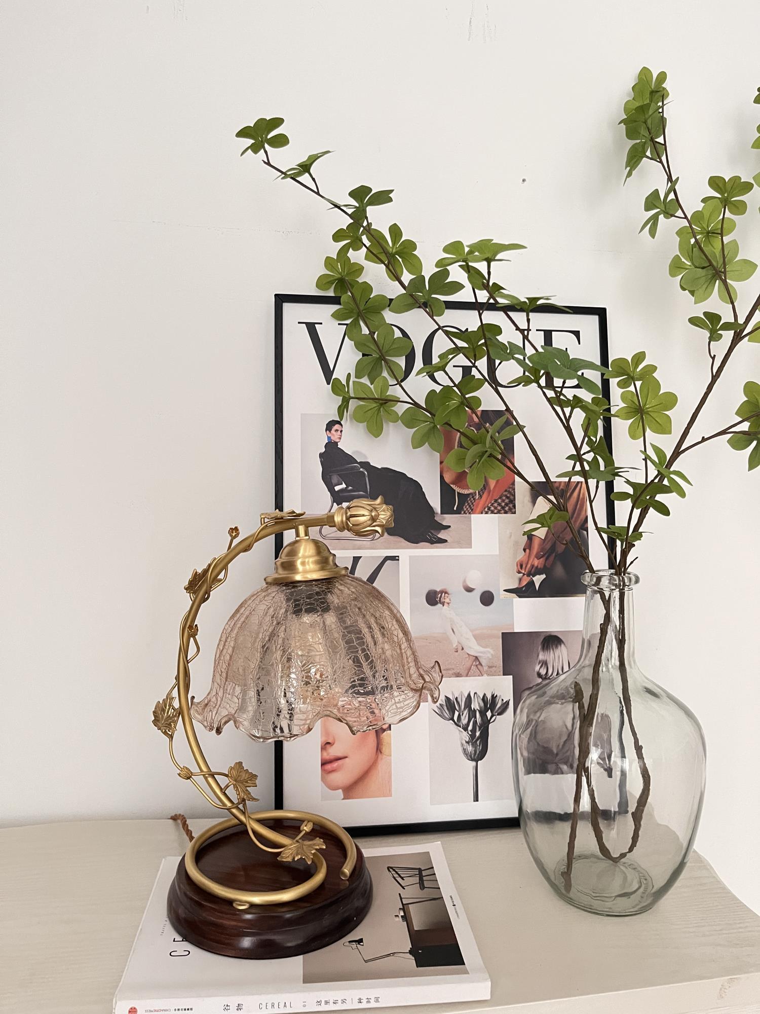 ひびの入ったガラス真鍮テーブルランプ