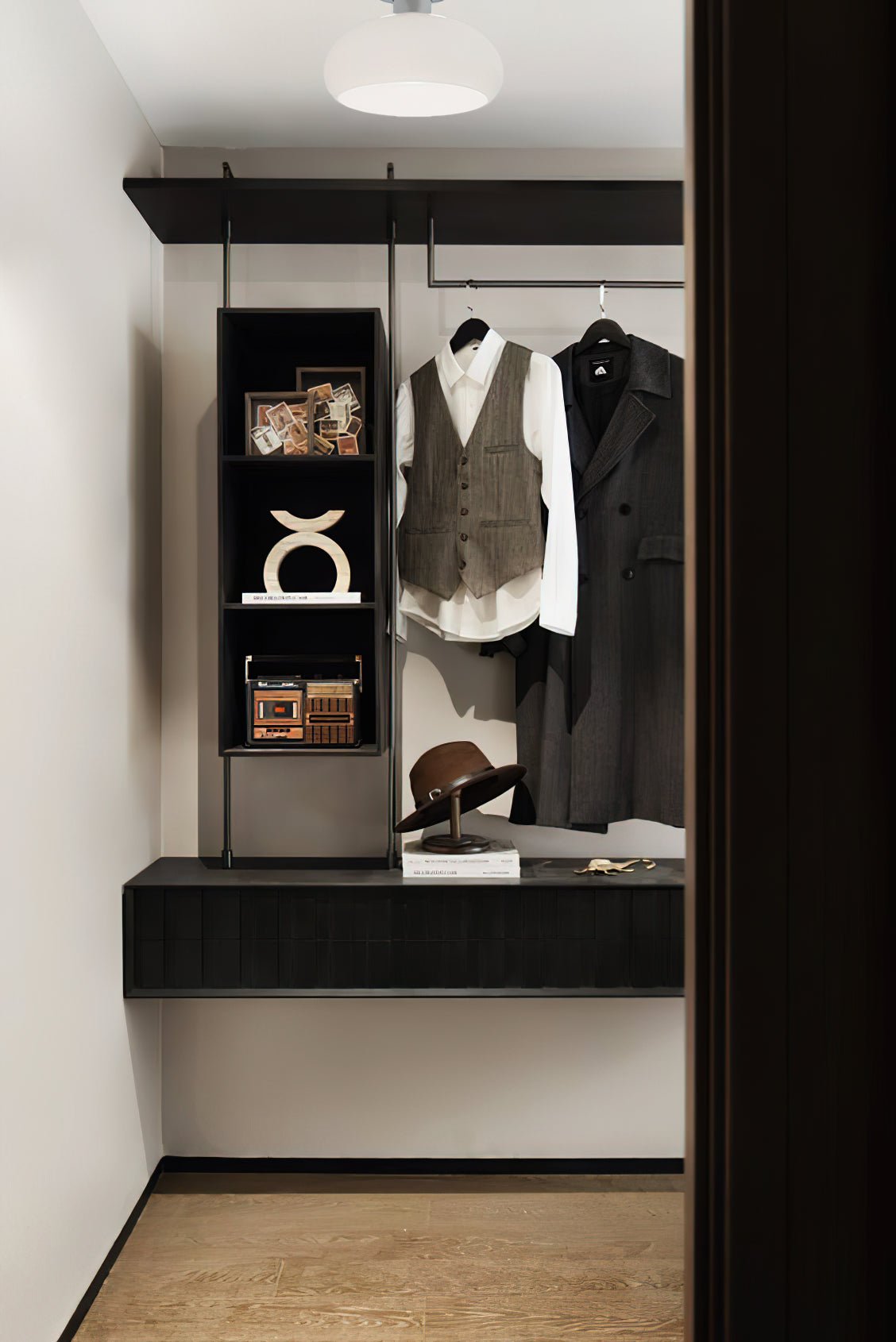 シンプルなクリーム色の天井ランプ