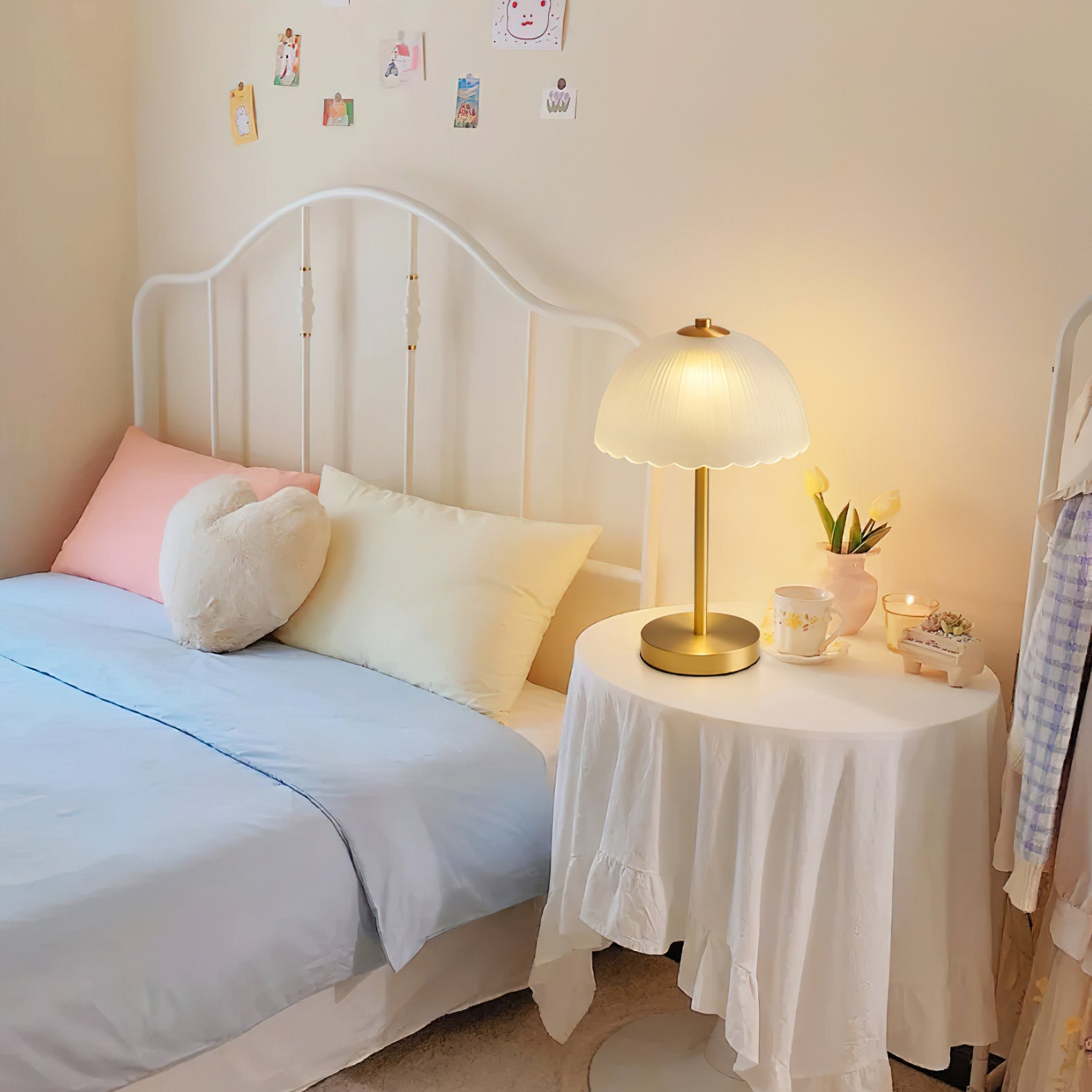 小さな傘型テーブルランプ