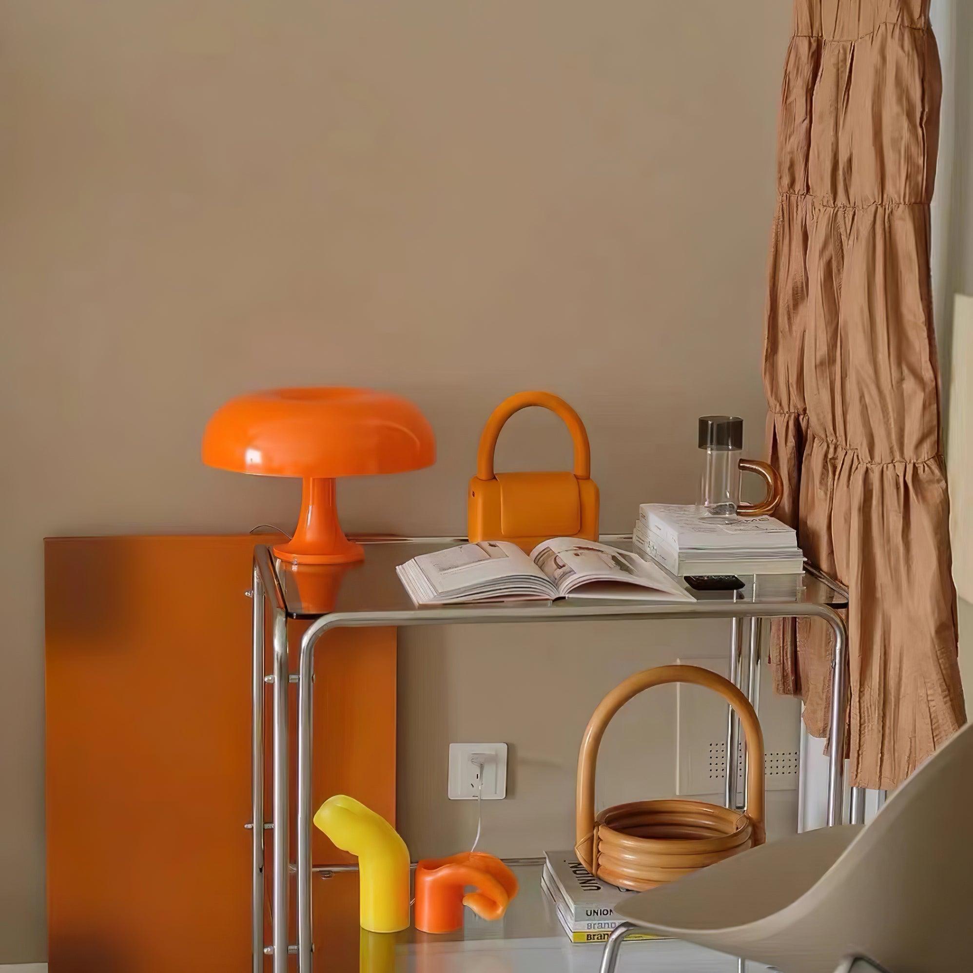 キノコの遊び心のあるテーブルランプ