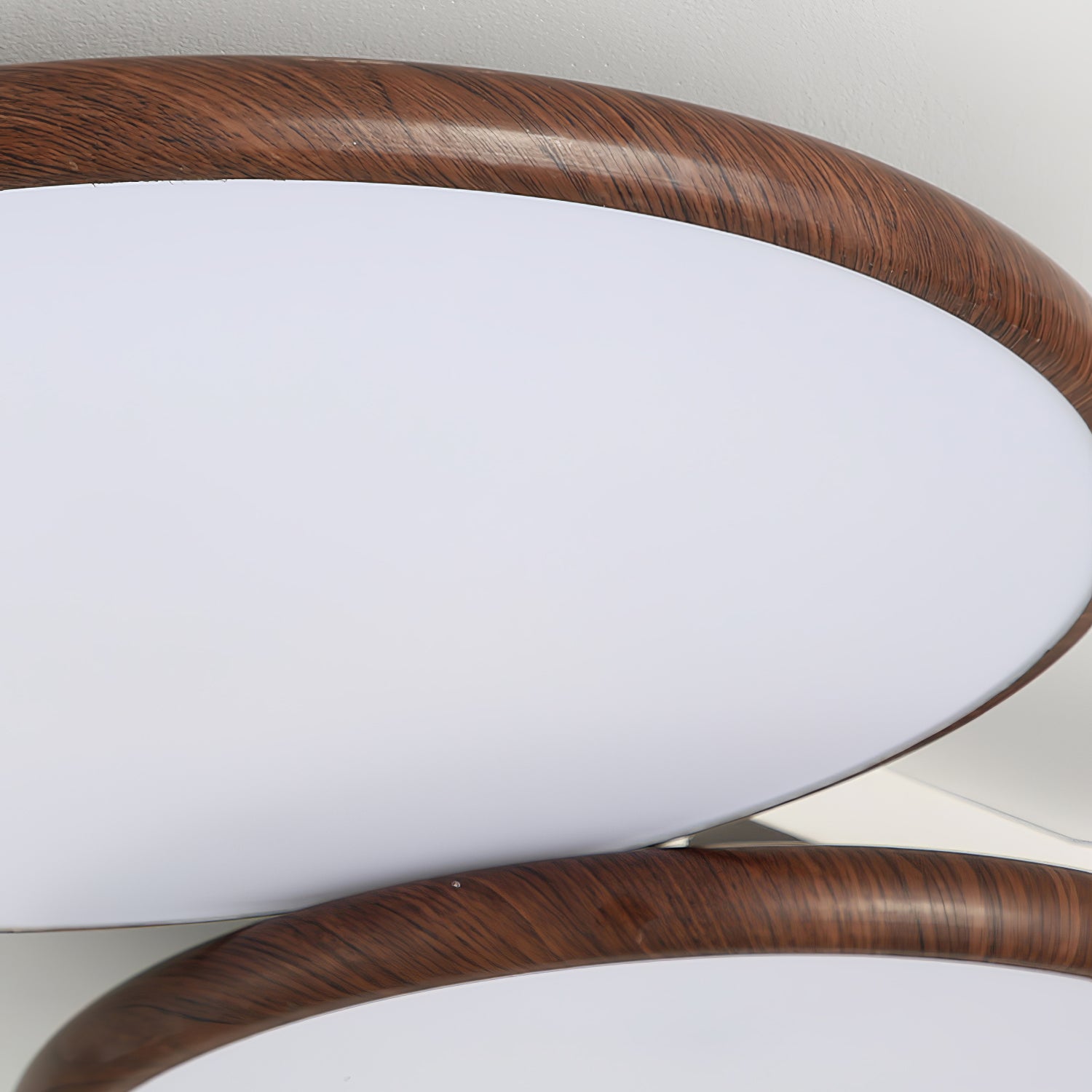 薄い幾何学的形状のシーリングランプ