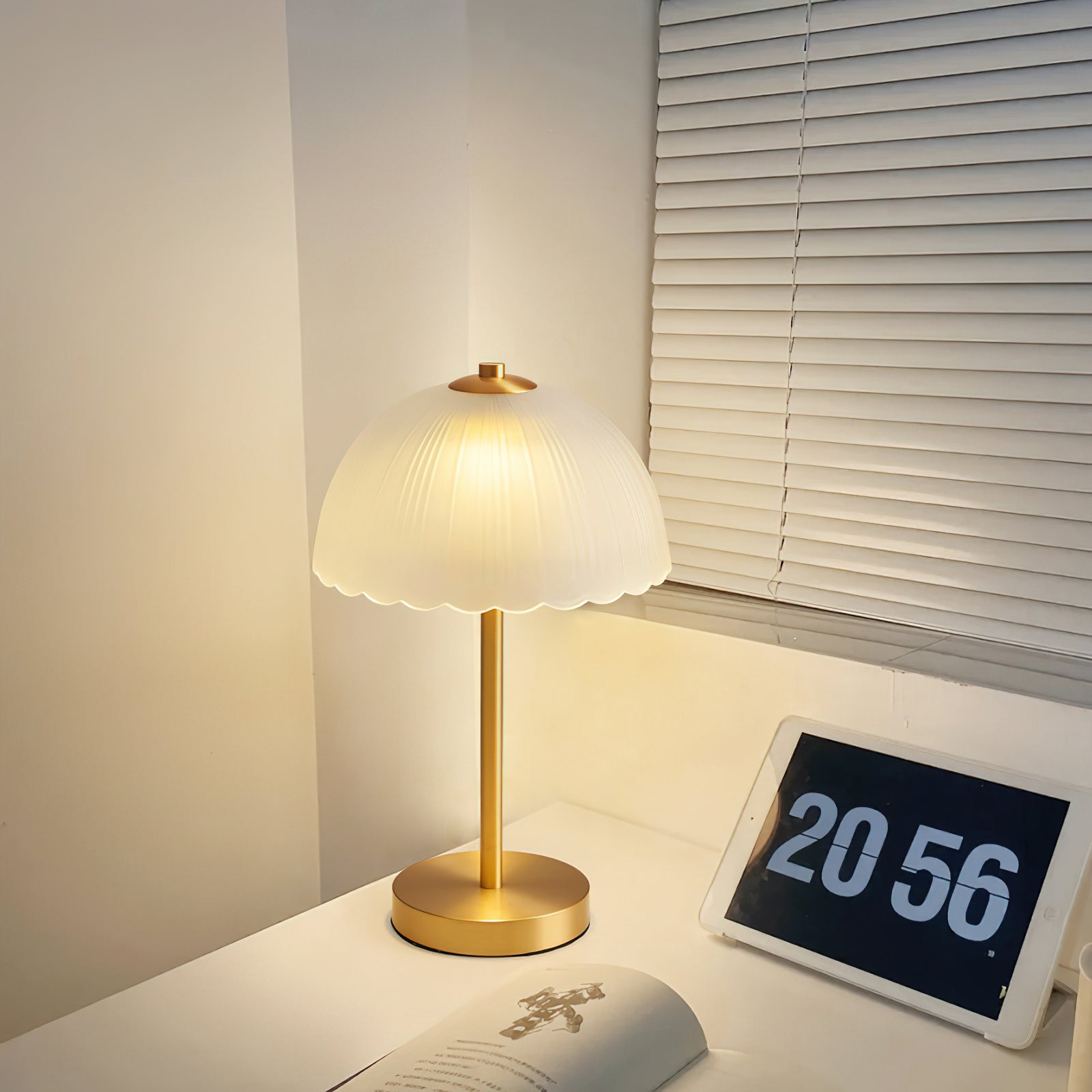 小さな傘型テーブルランプ