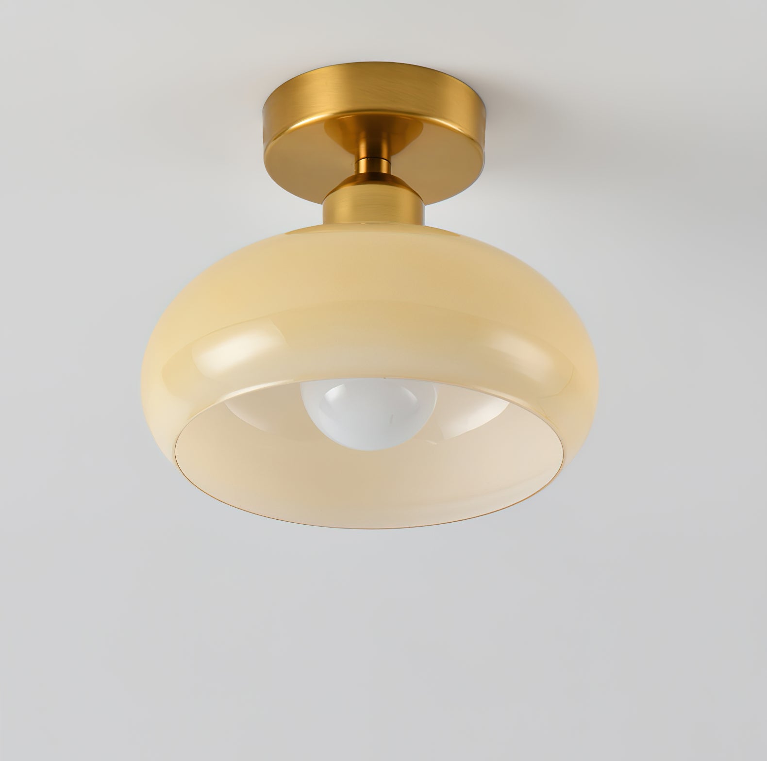 シンプルなクリーム色の天井ランプ