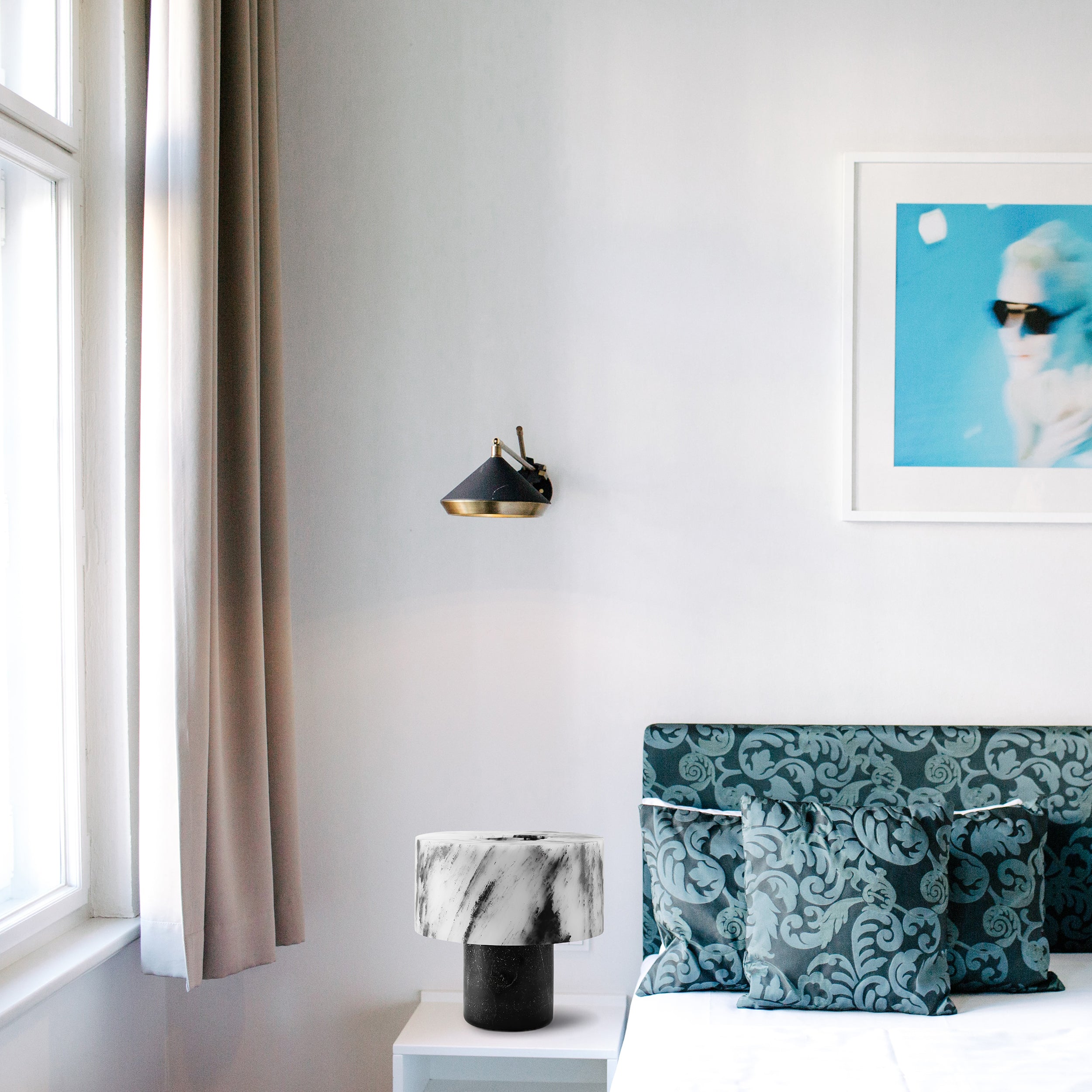 最初のテーブルランプ