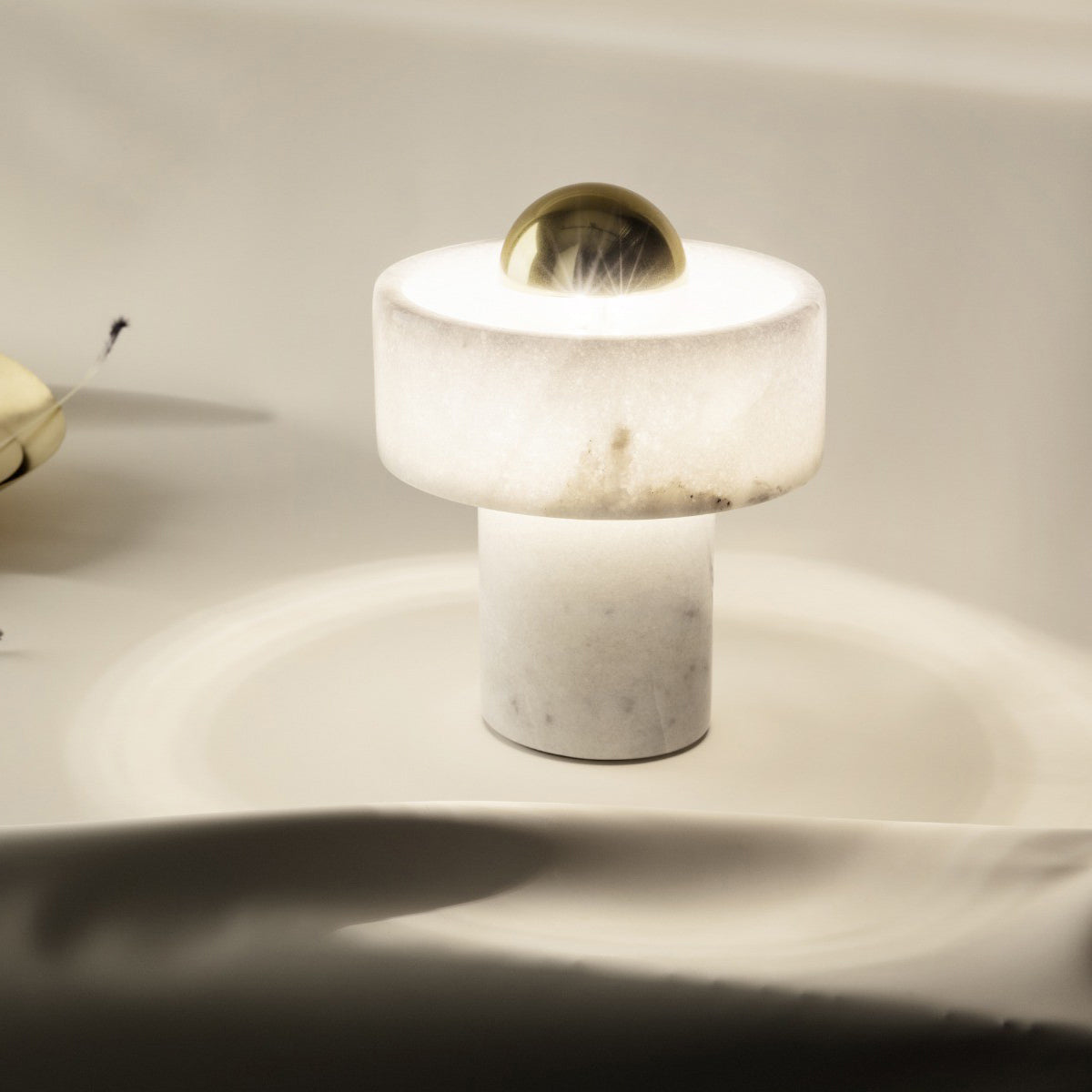 石のテーブルランプ