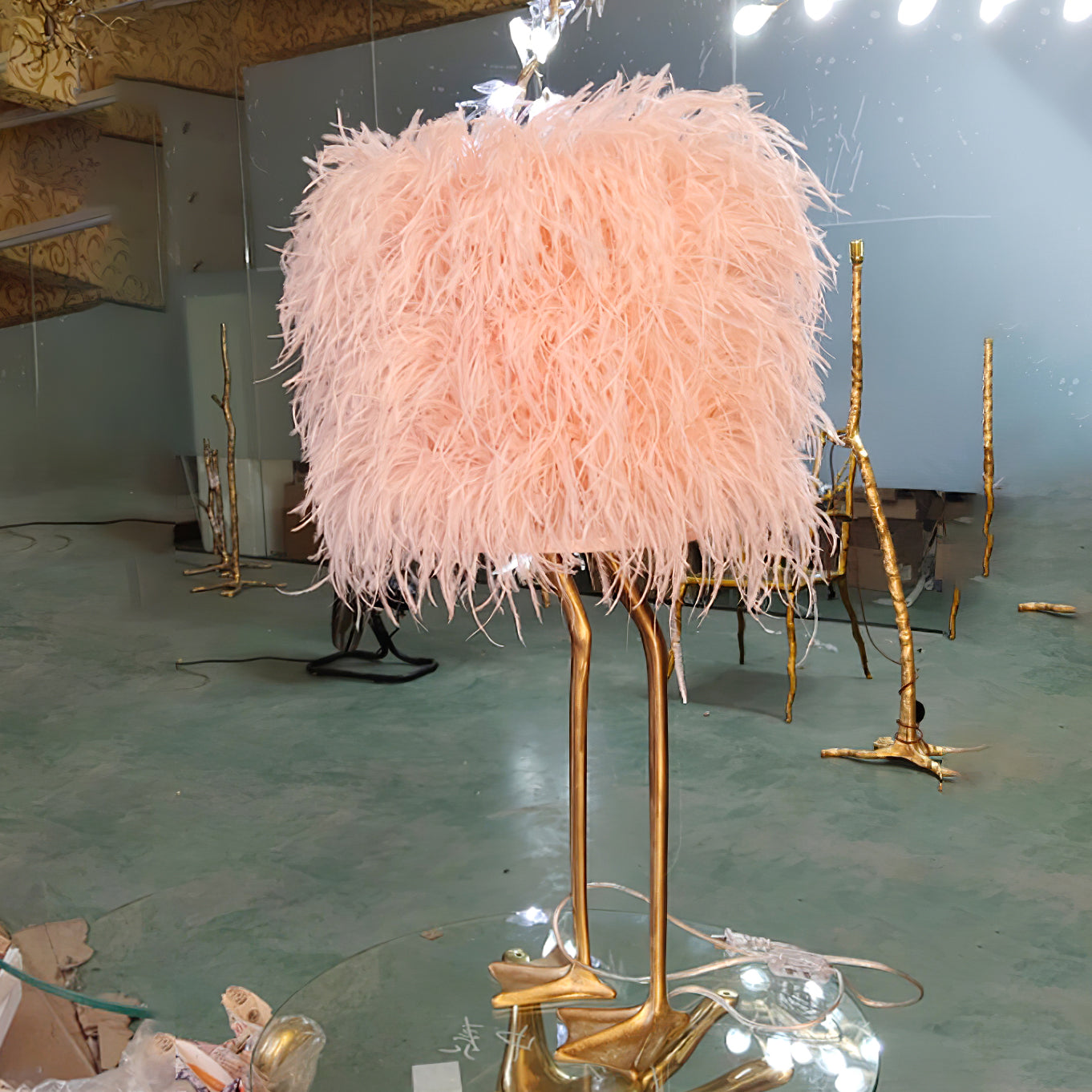 アヒルの足の羽根テーブルランプ