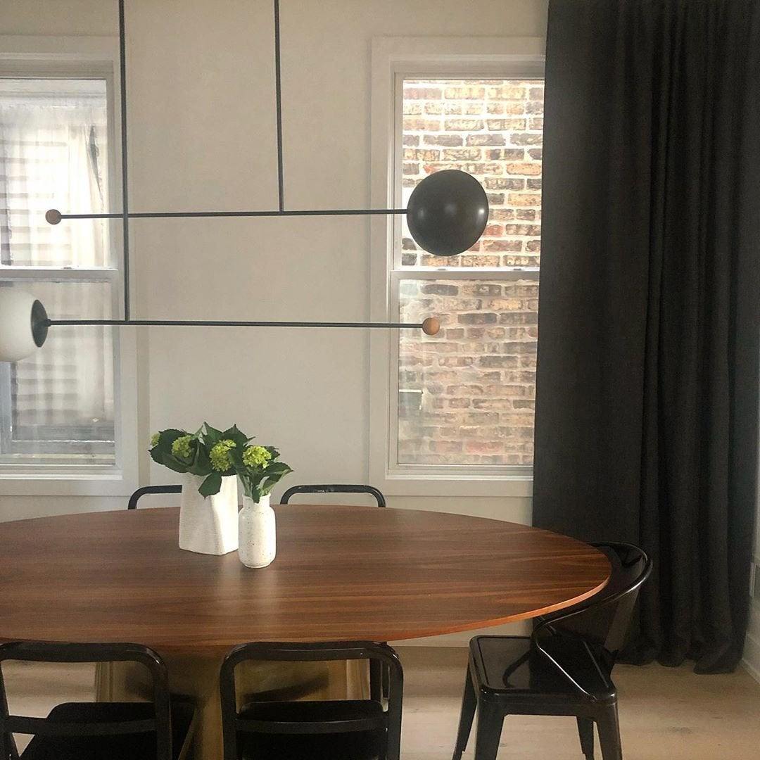 モダンなダイニングリビングルームのシャンデリア