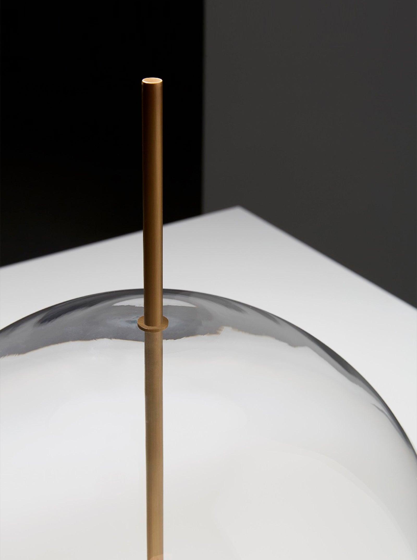 ガラス製テーブルランプを避ける