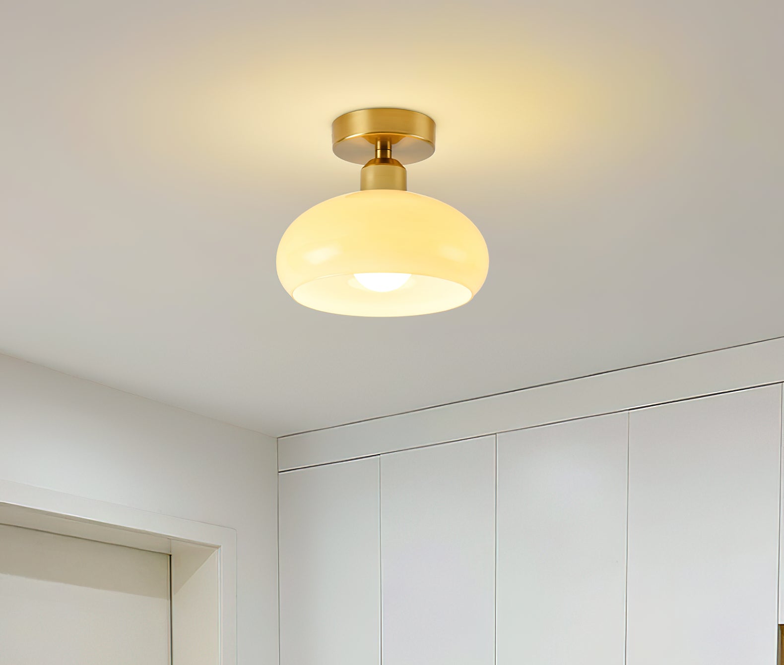 シンプルなクリーム色の天井ランプ