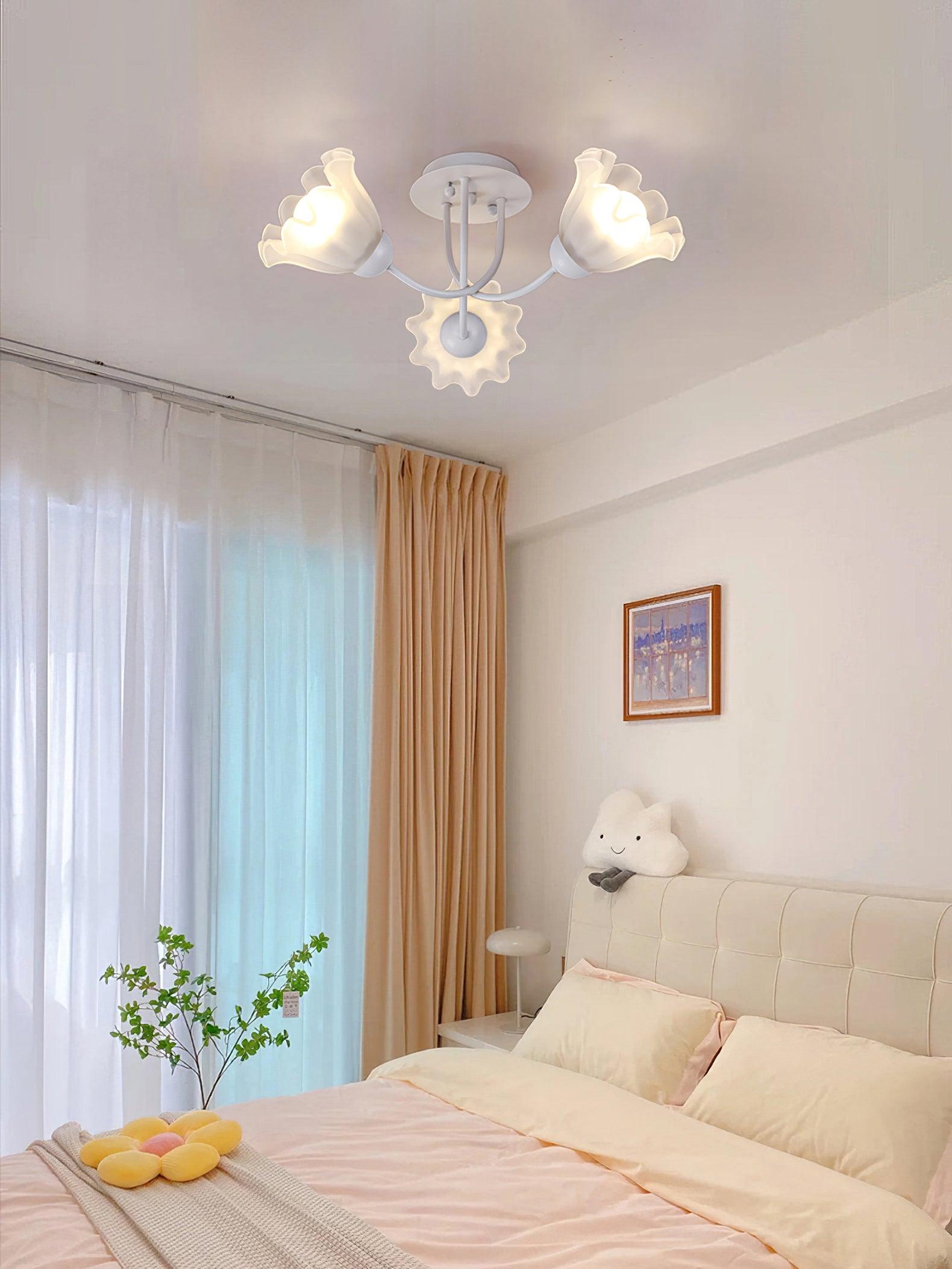 花の彫刻のシーリングランプ