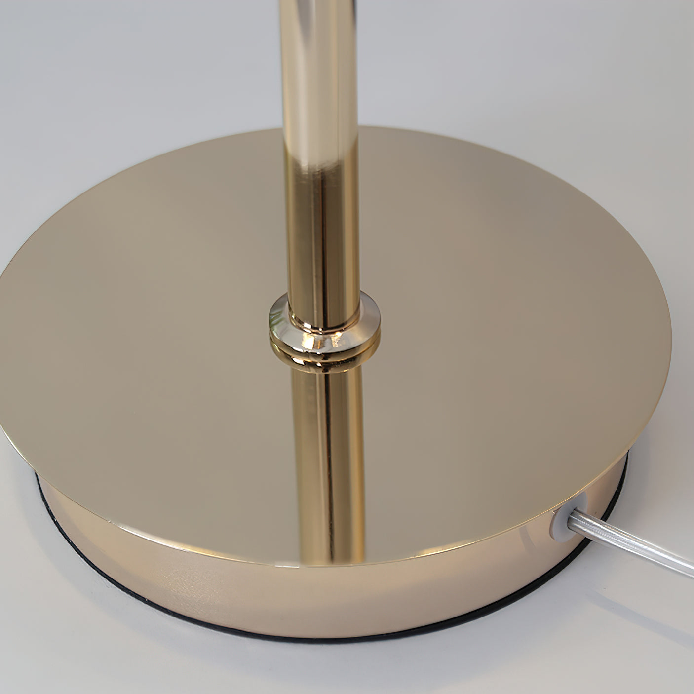 光沢のあるイヤリングのテーブルランプ