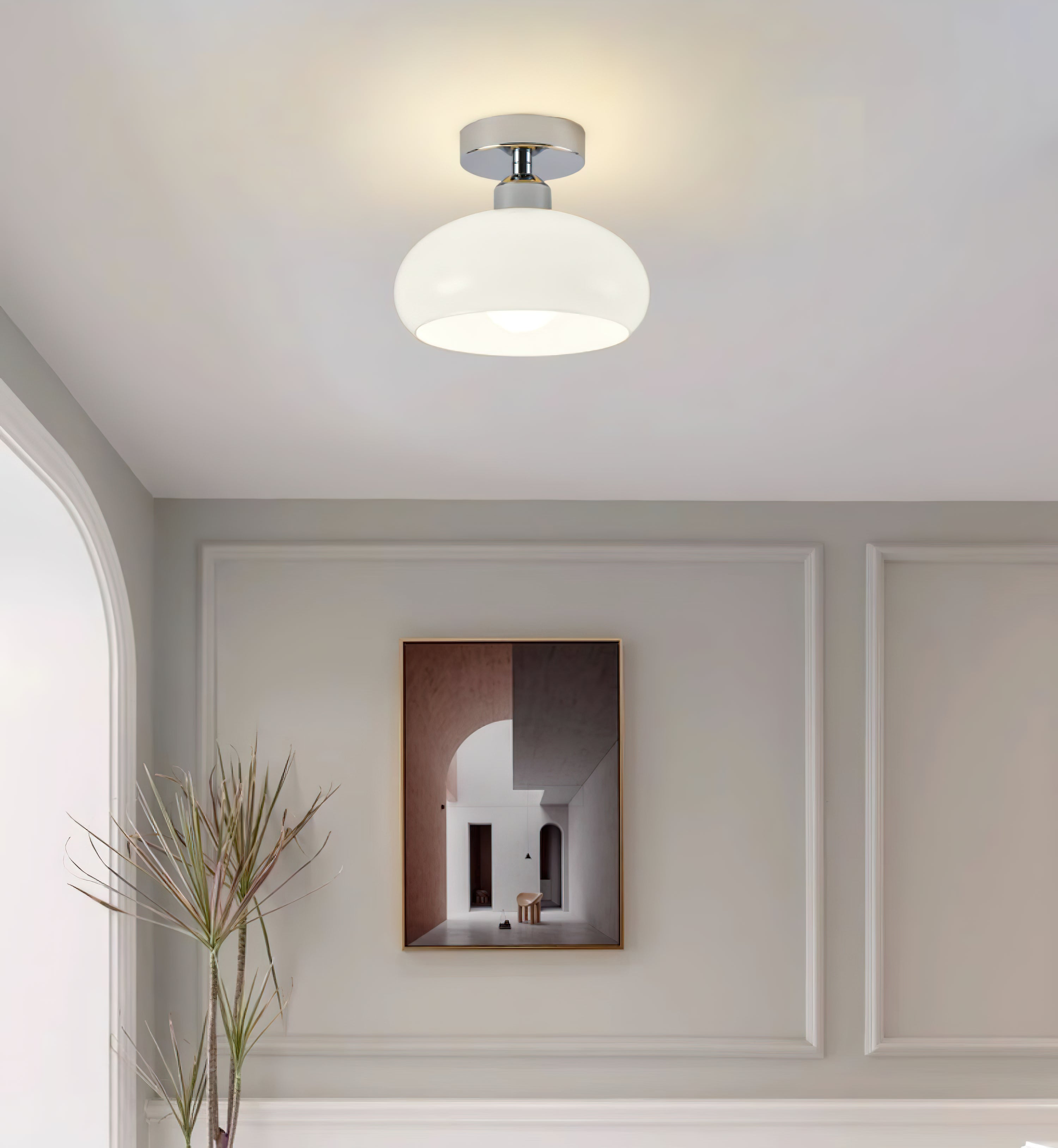 シンプルなクリーム色の天井ランプ