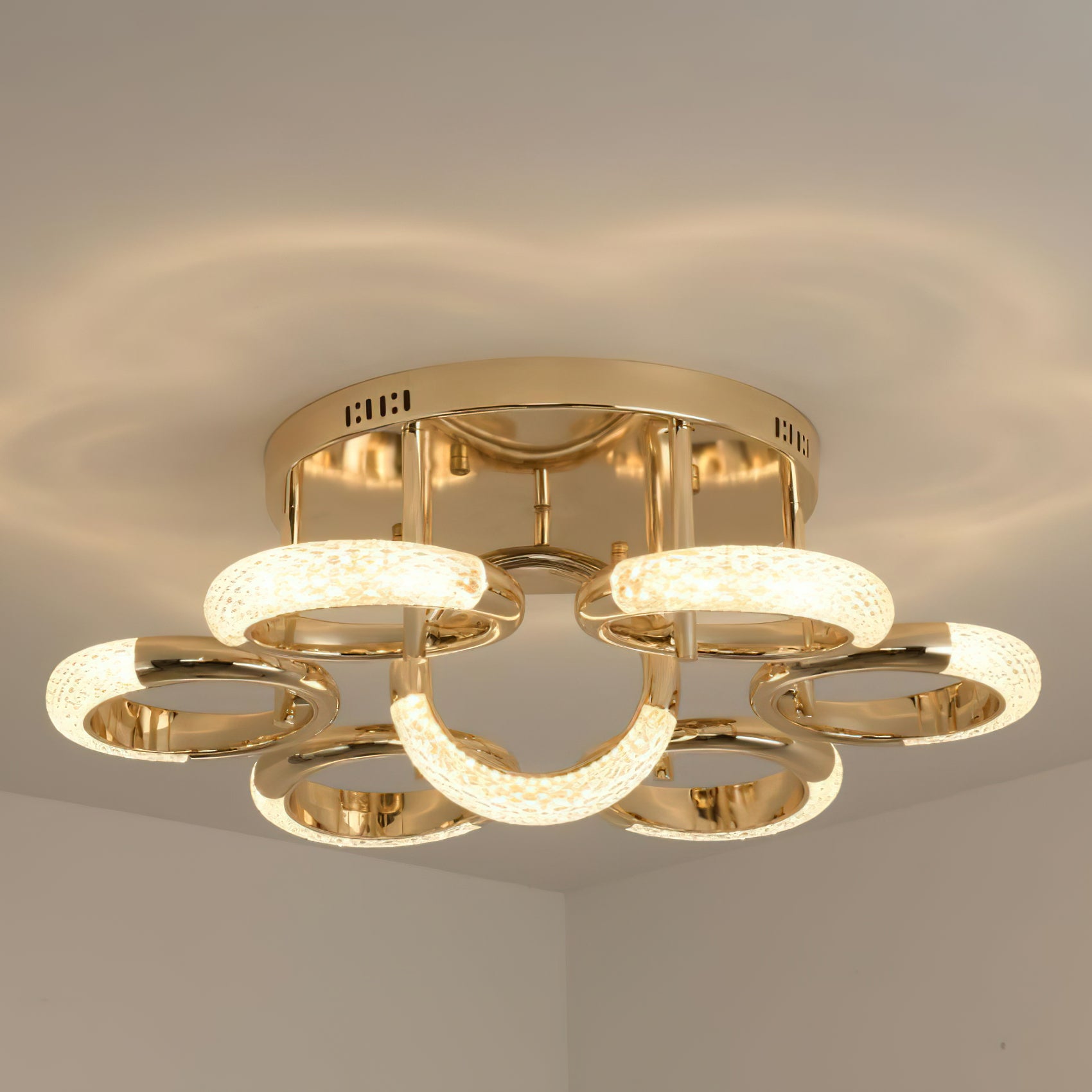 光沢のあるイヤリングの天井ランプ