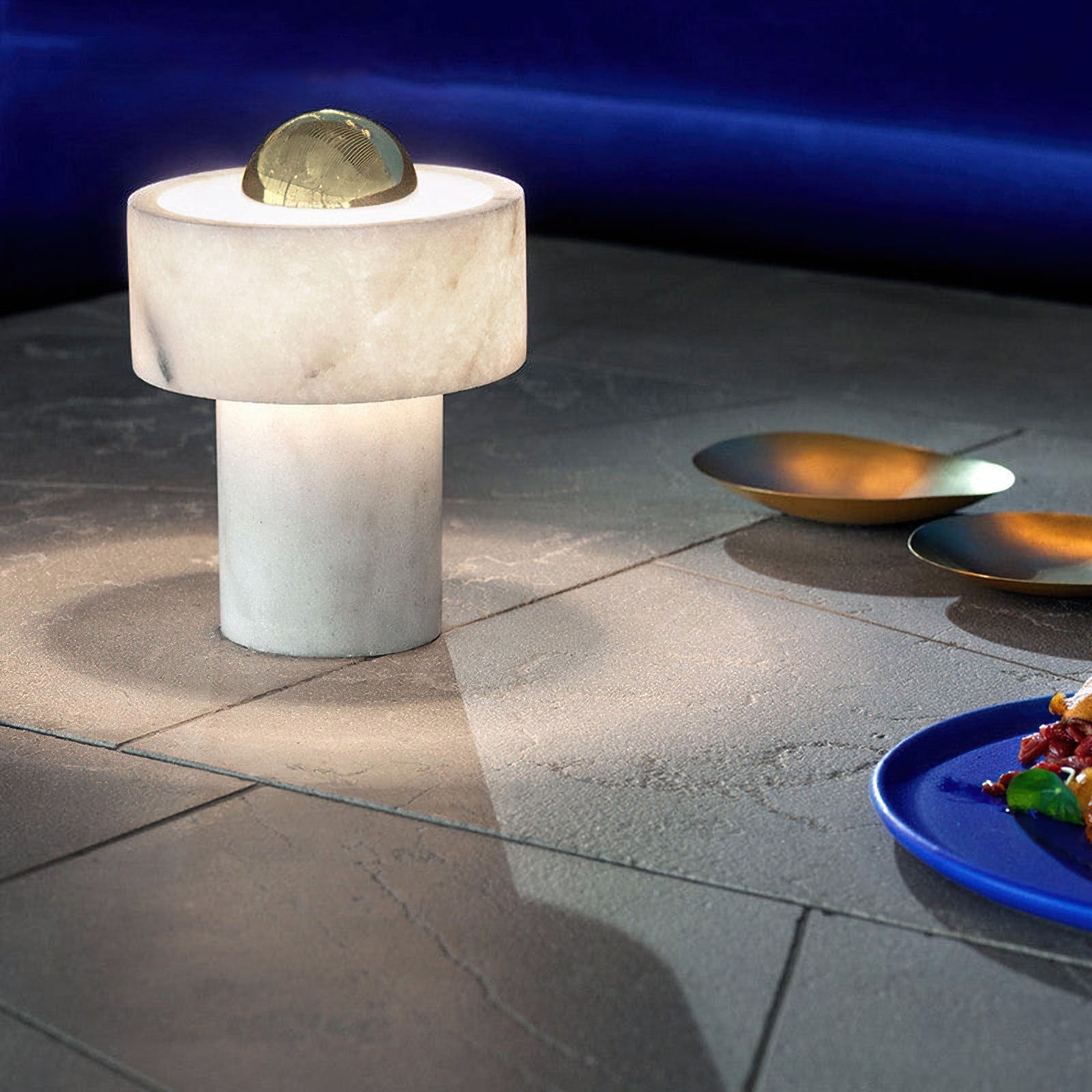 石のテーブルランプ