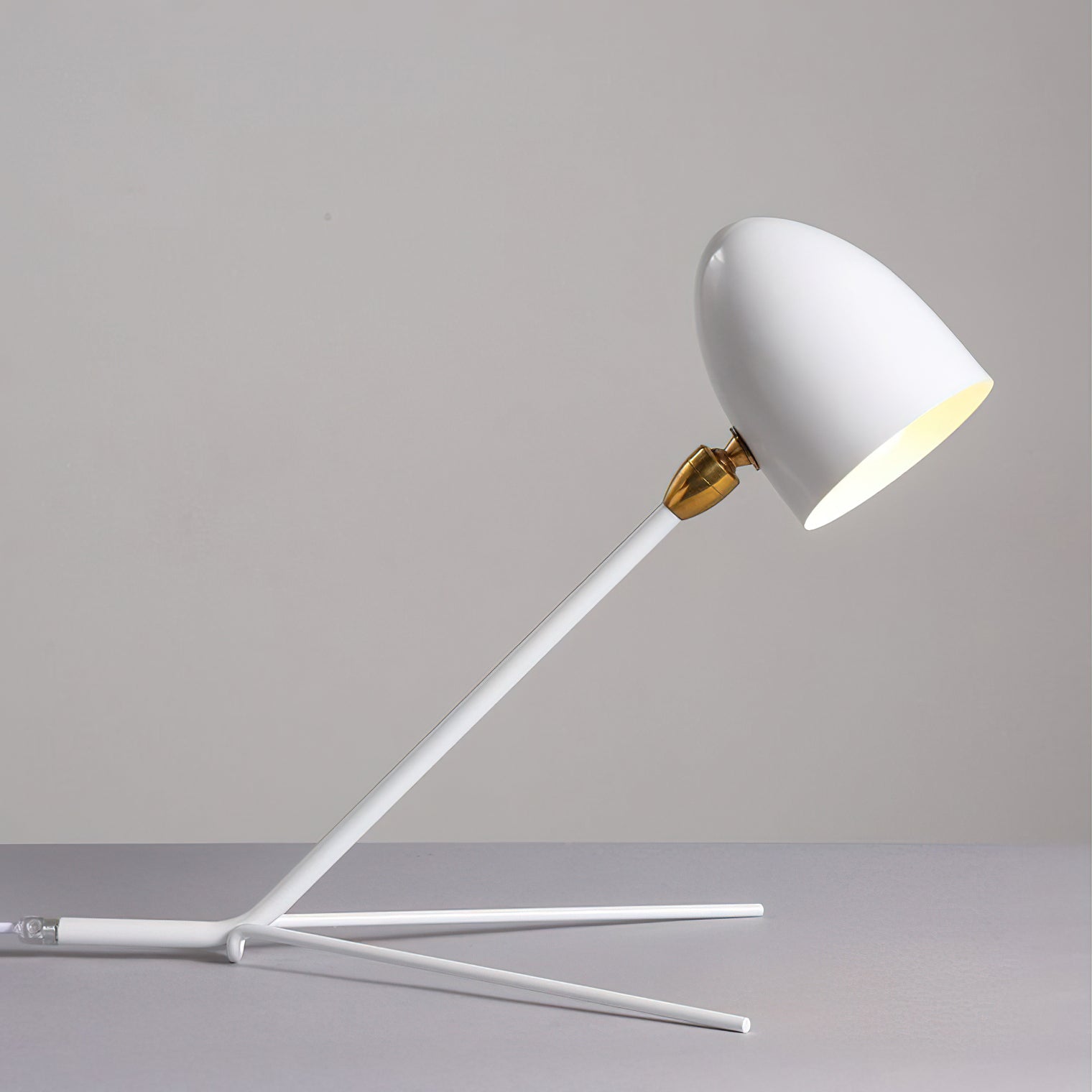 ヴァネッサ三脚テーブルランプ