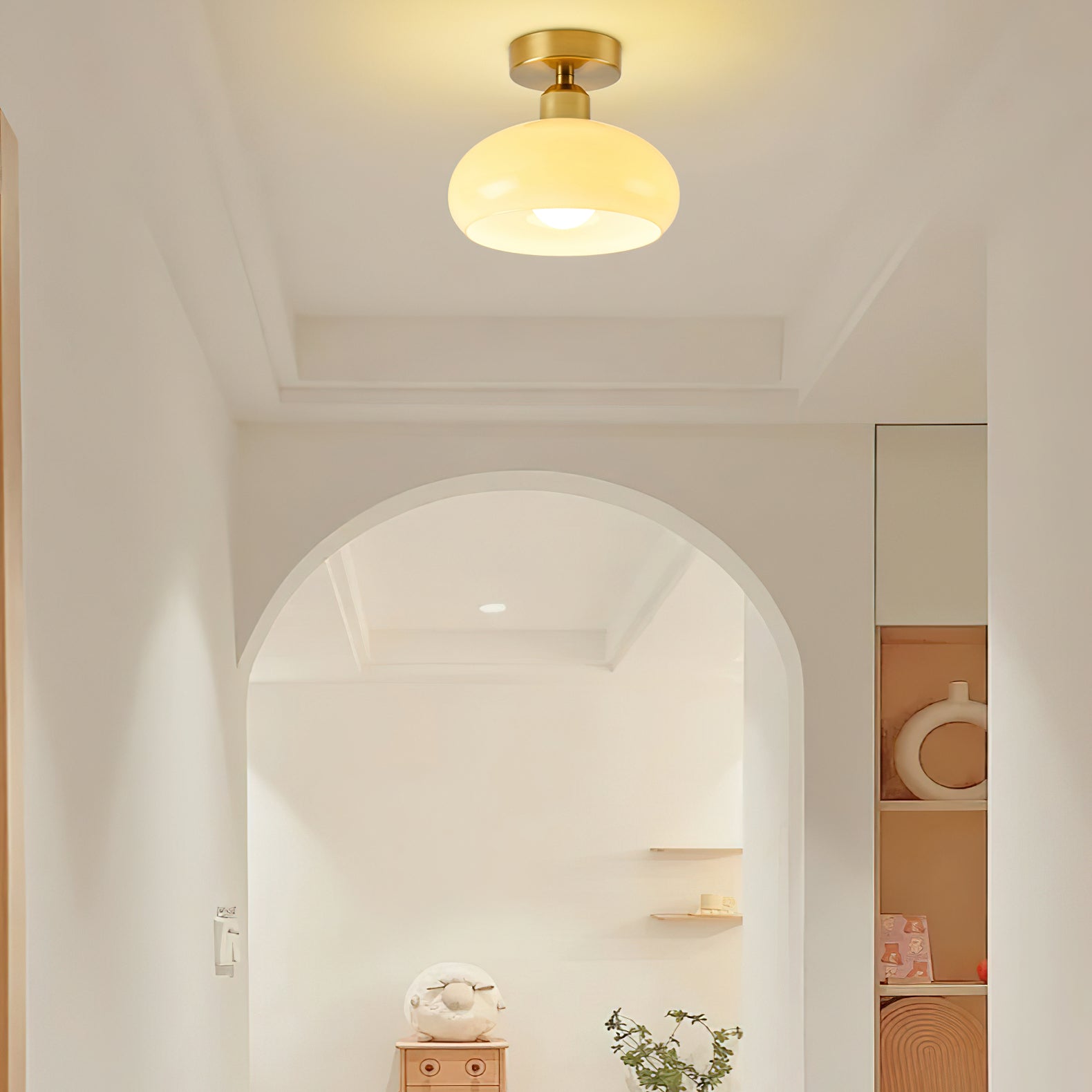 シンプルなクリーム色の天井ランプ