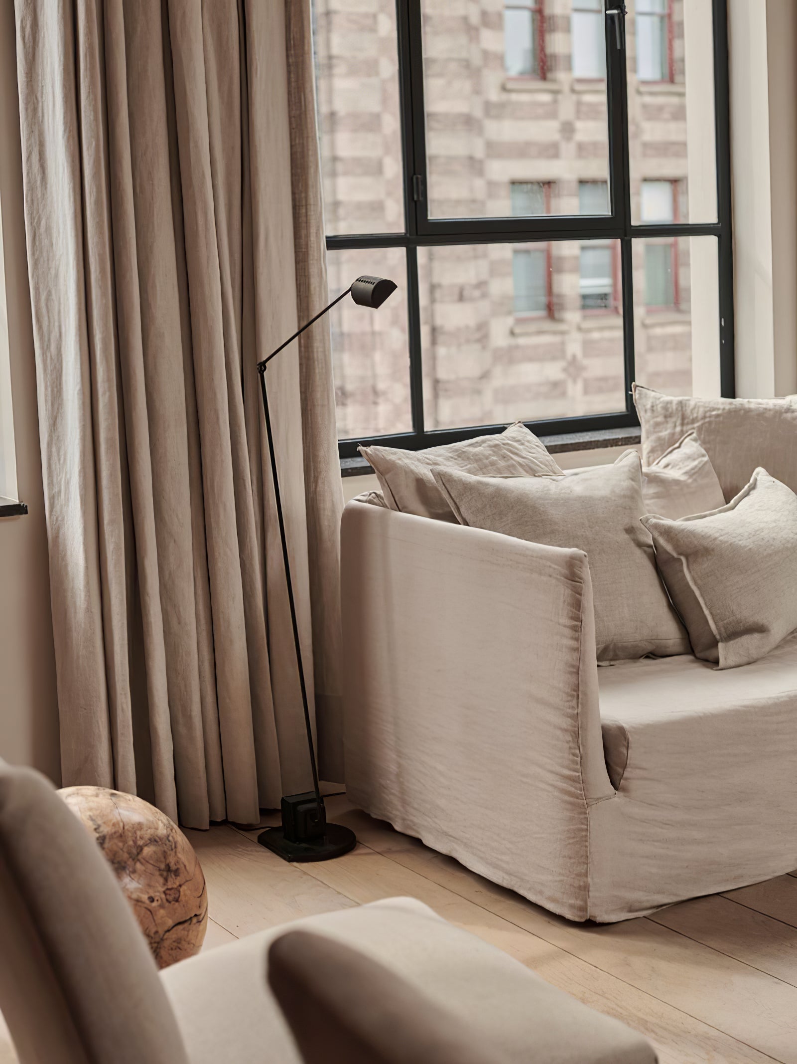 ダフィネス フロアランプ