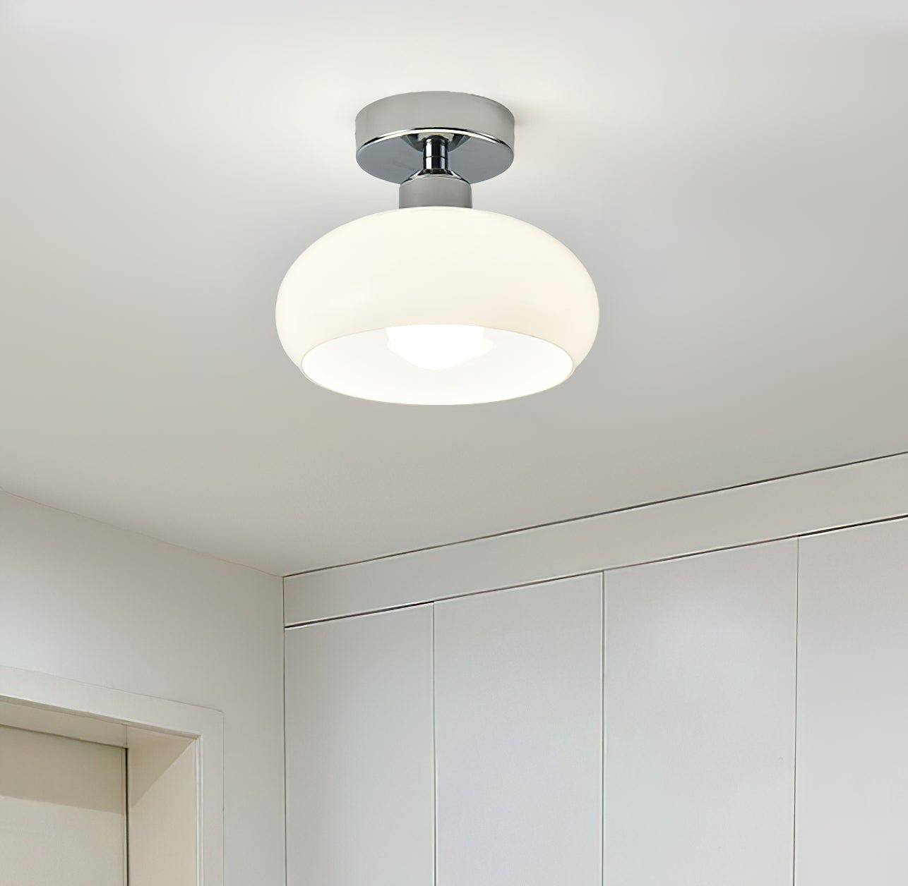 シンプルなクリーム色の天井ランプ