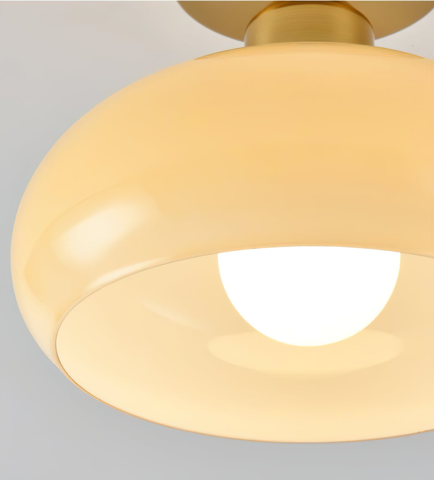 シンプルなクリーム色の天井ランプ