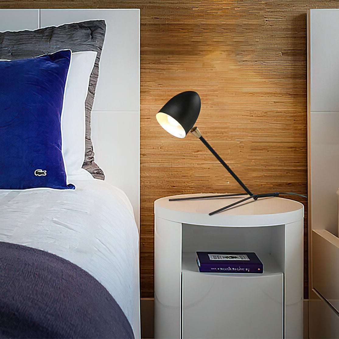 ヴァネッサ三脚テーブルランプ