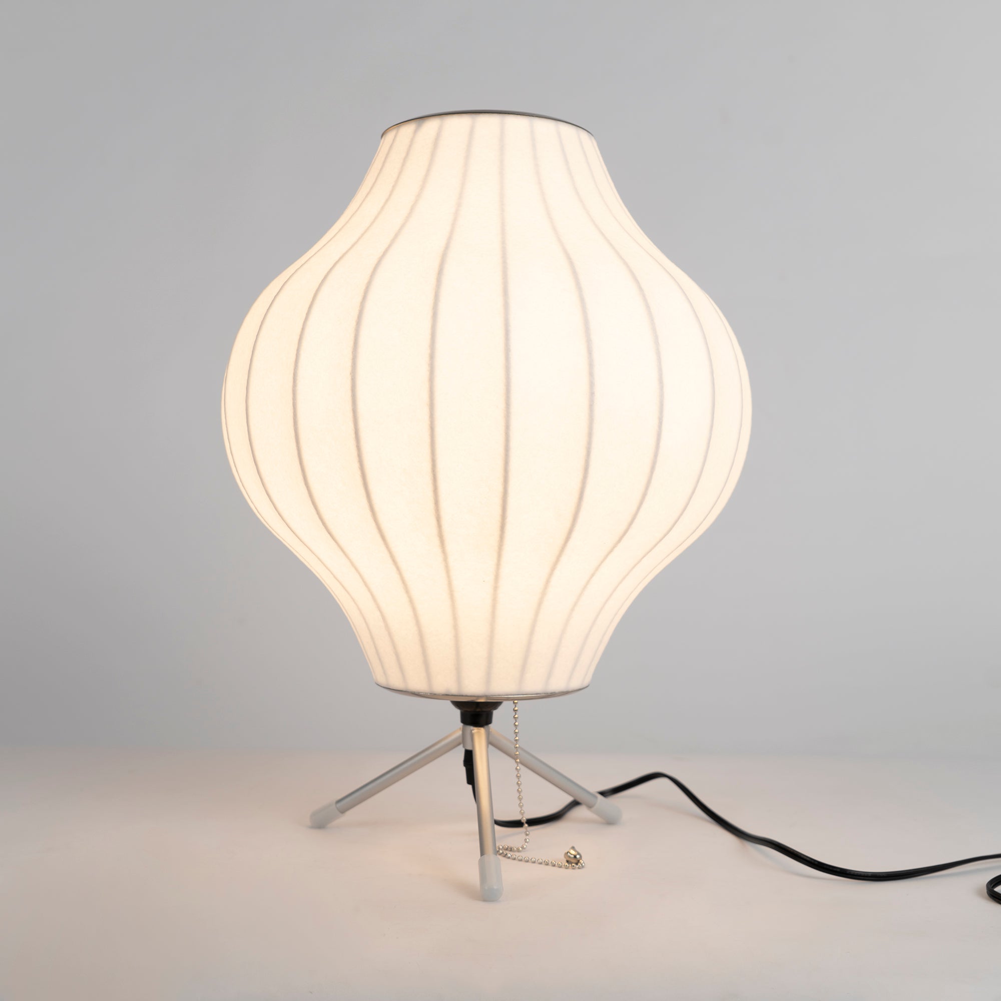 ネルソン三脚テーブルランプ