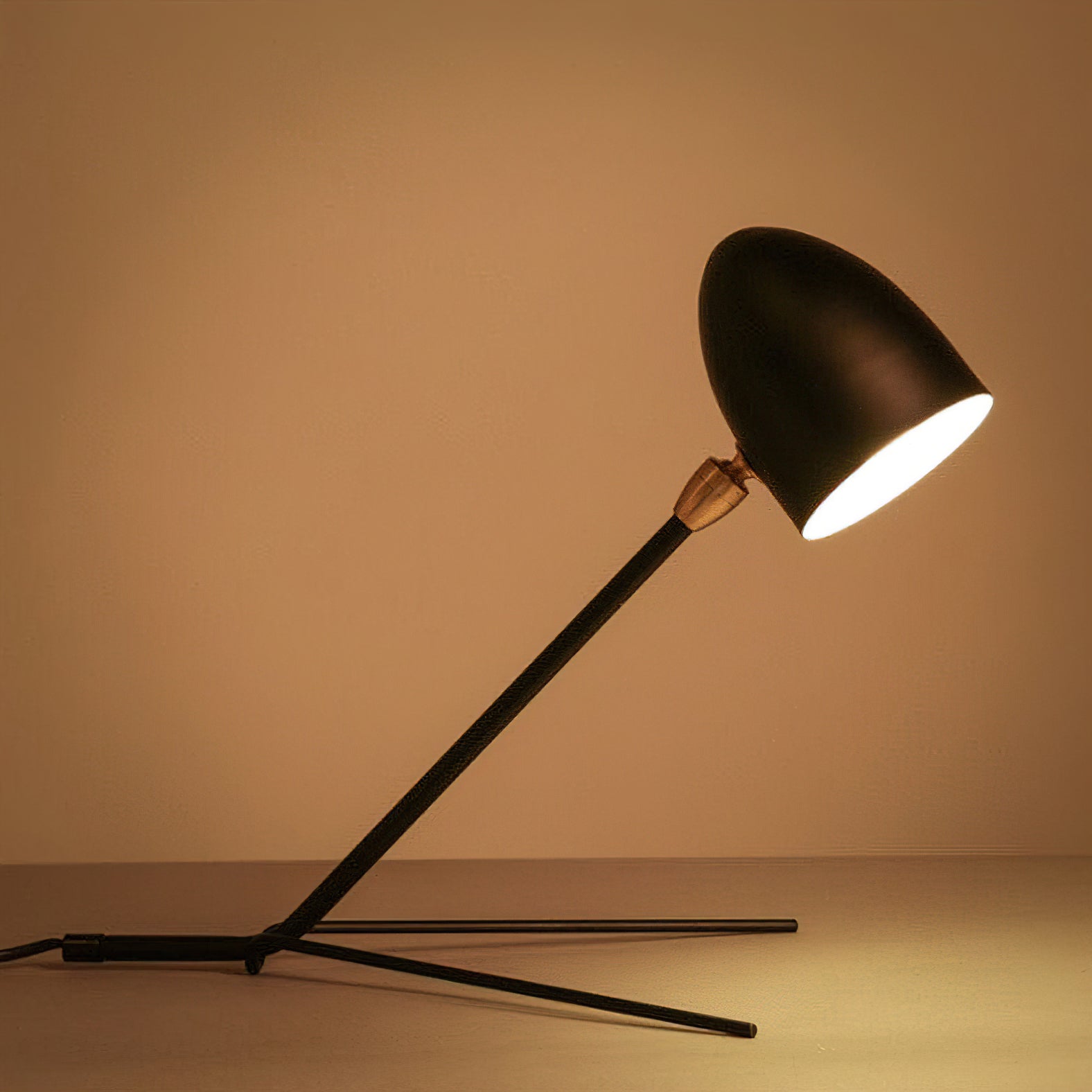 ヴァネッサ三脚テーブルランプ