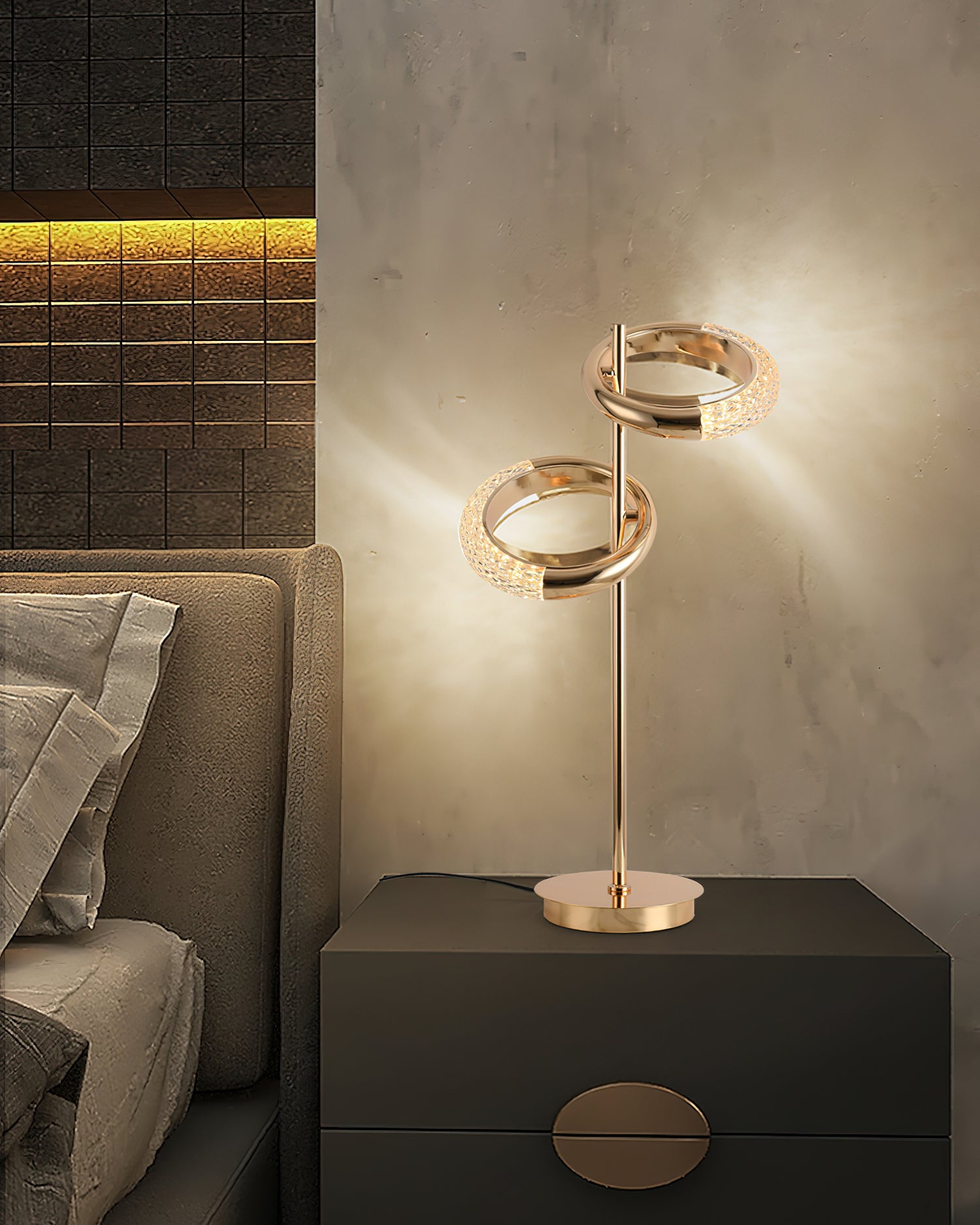 光沢のあるイヤリングのテーブルランプ