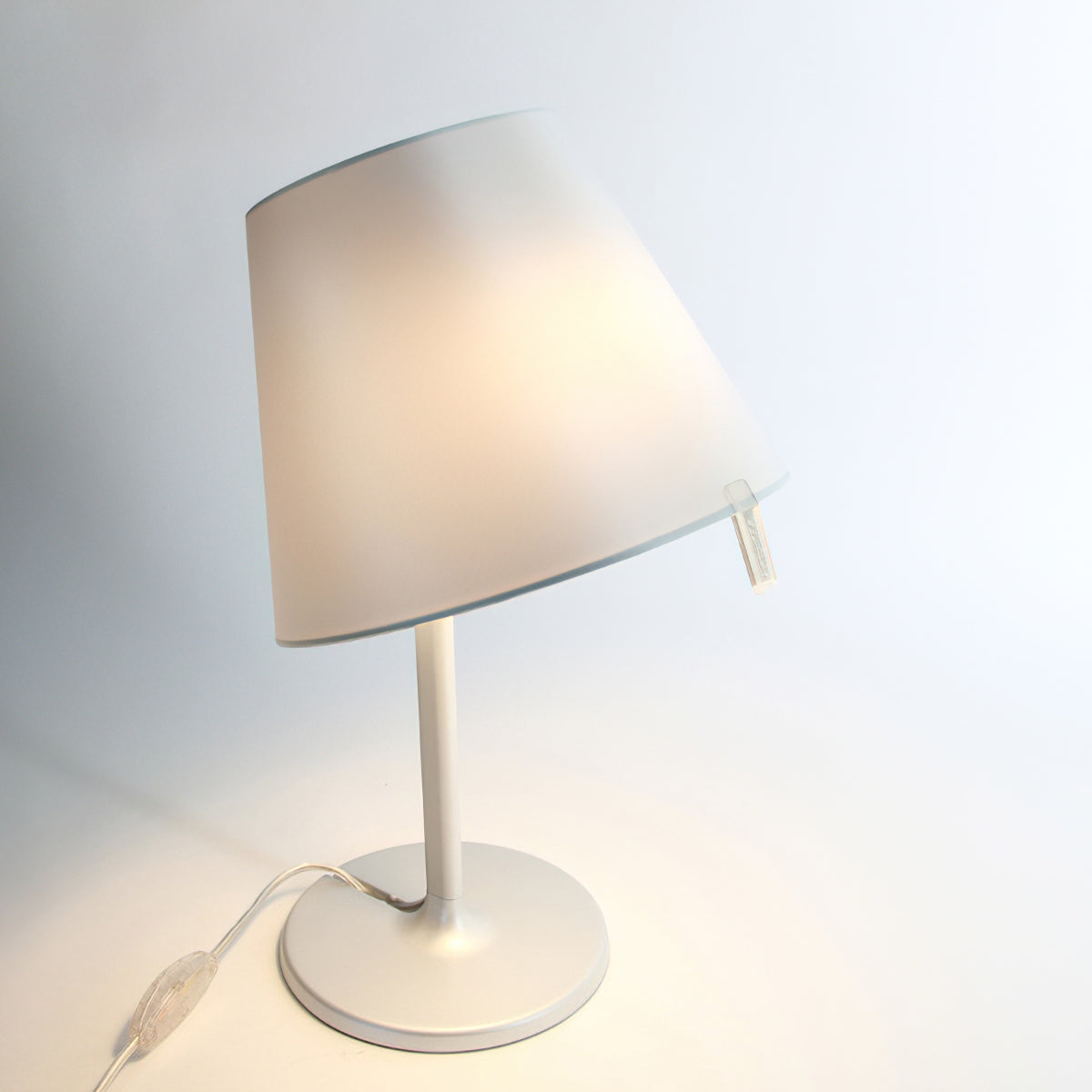 シスブ テーブルランプ