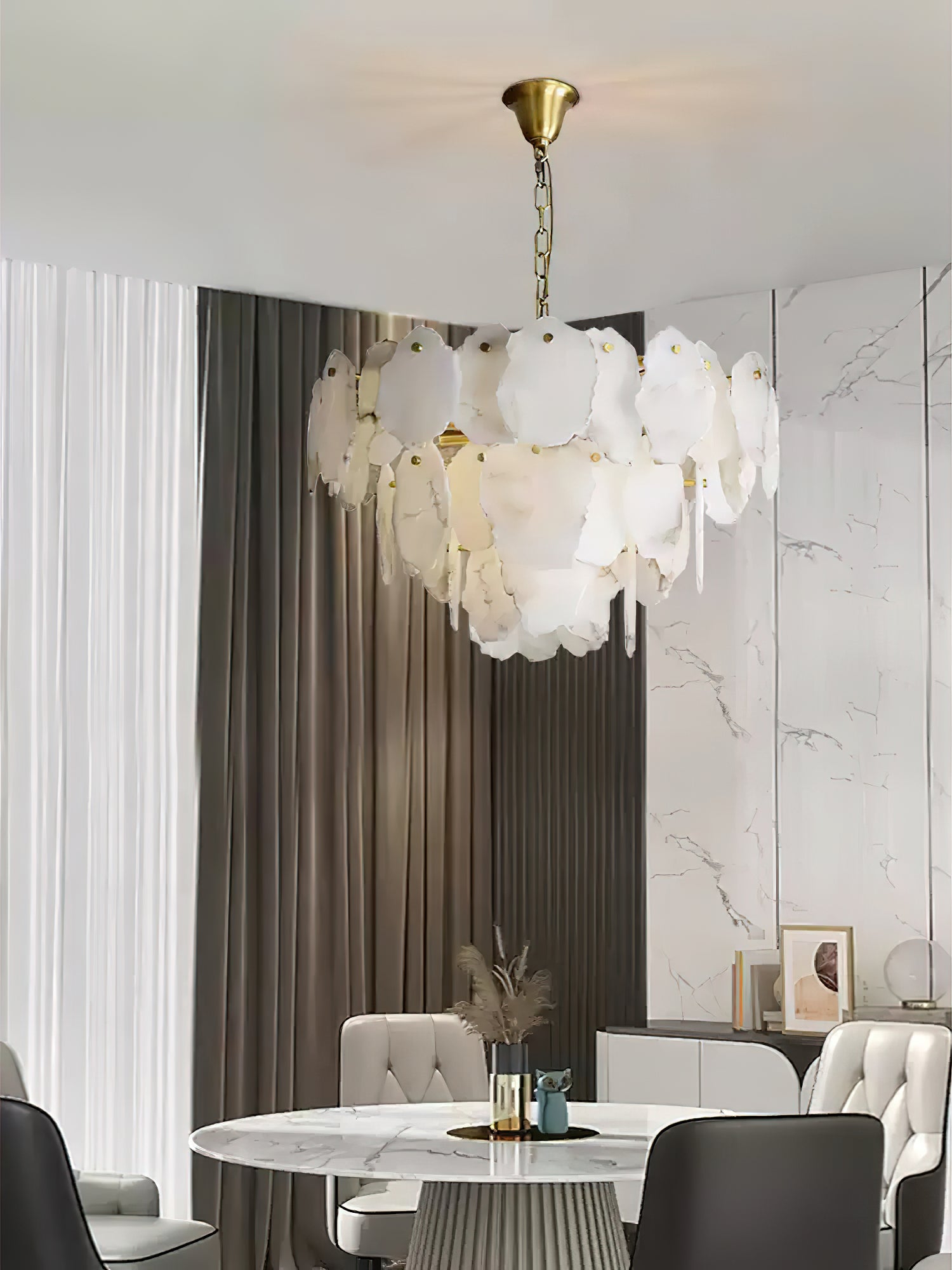 三日月形のアラバスターシャンデリア