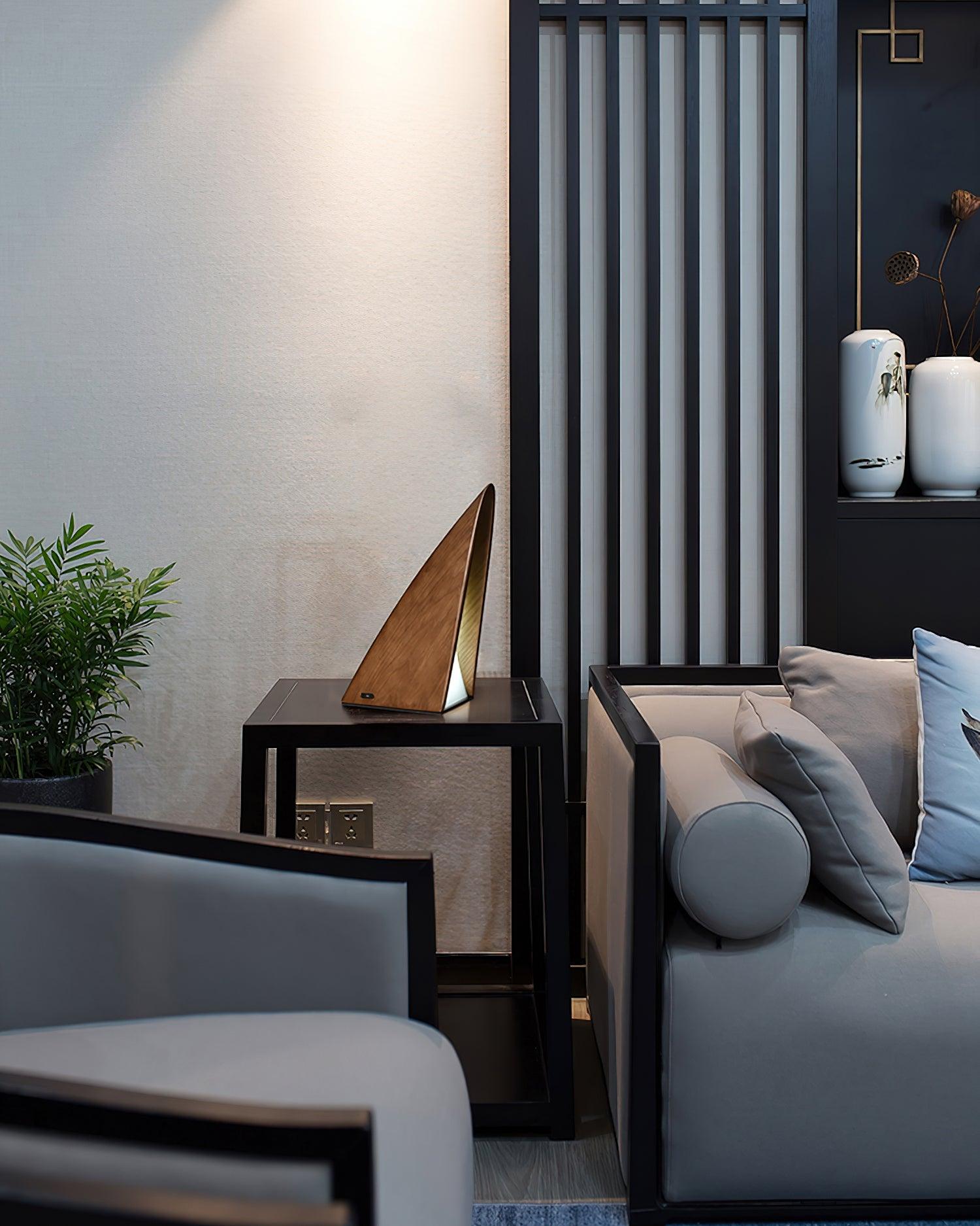 三角型バッテリー内蔵テーブルランプ