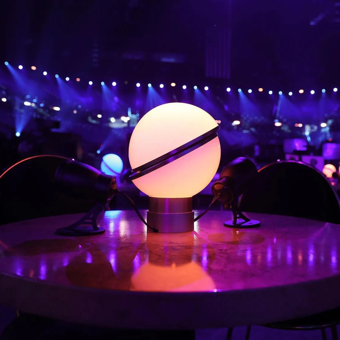 三日月型テーブルランプ