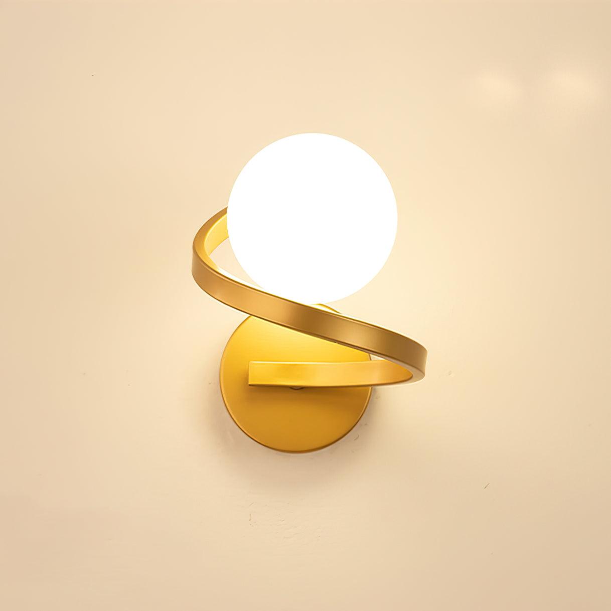 湾曲した真鍮製ウォールランプ