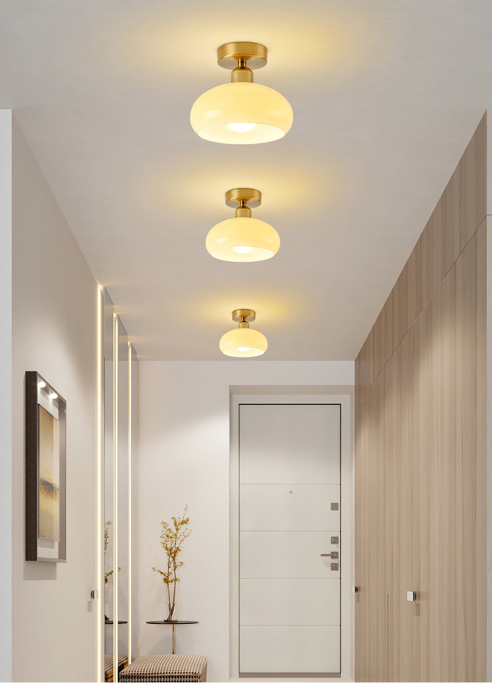 シンプルなクリーム色の天井ランプ