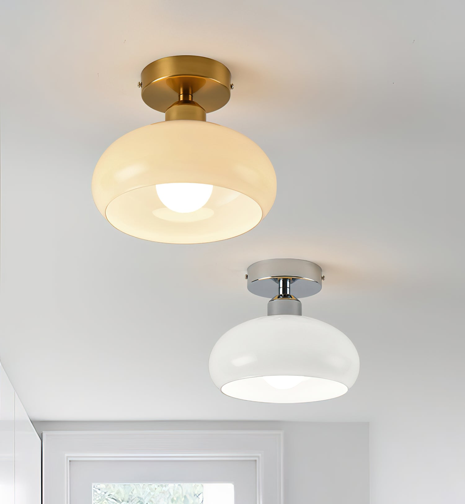 シンプルなクリーム色の天井ランプ