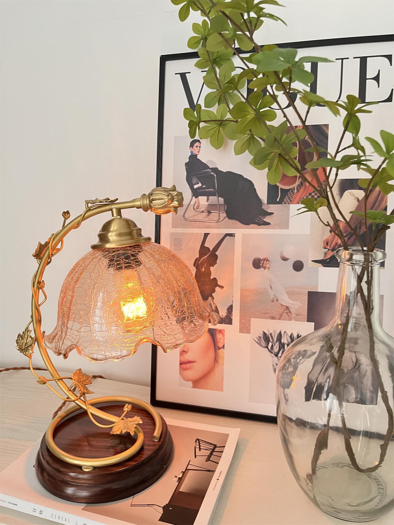 ひびの入ったガラス真鍮テーブルランプ