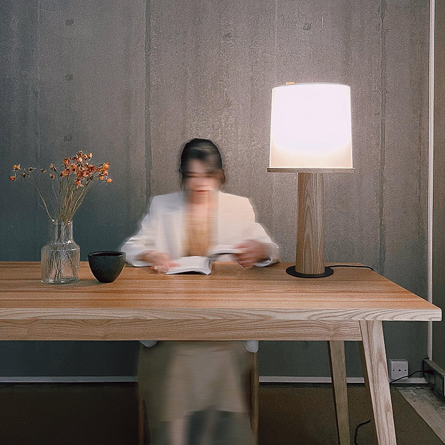 光と影のボトルテーブルランプ