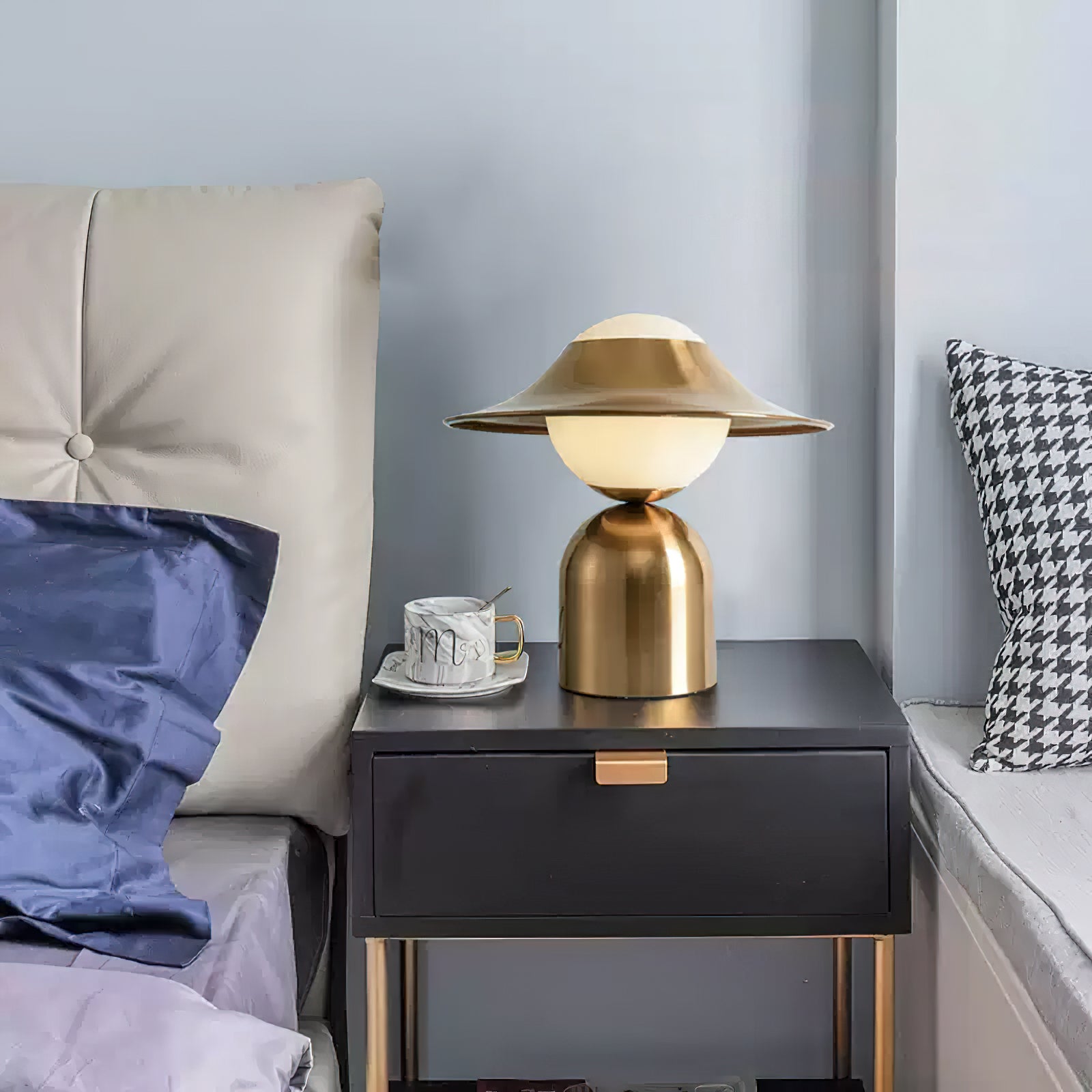 帽子型テーブルランプ