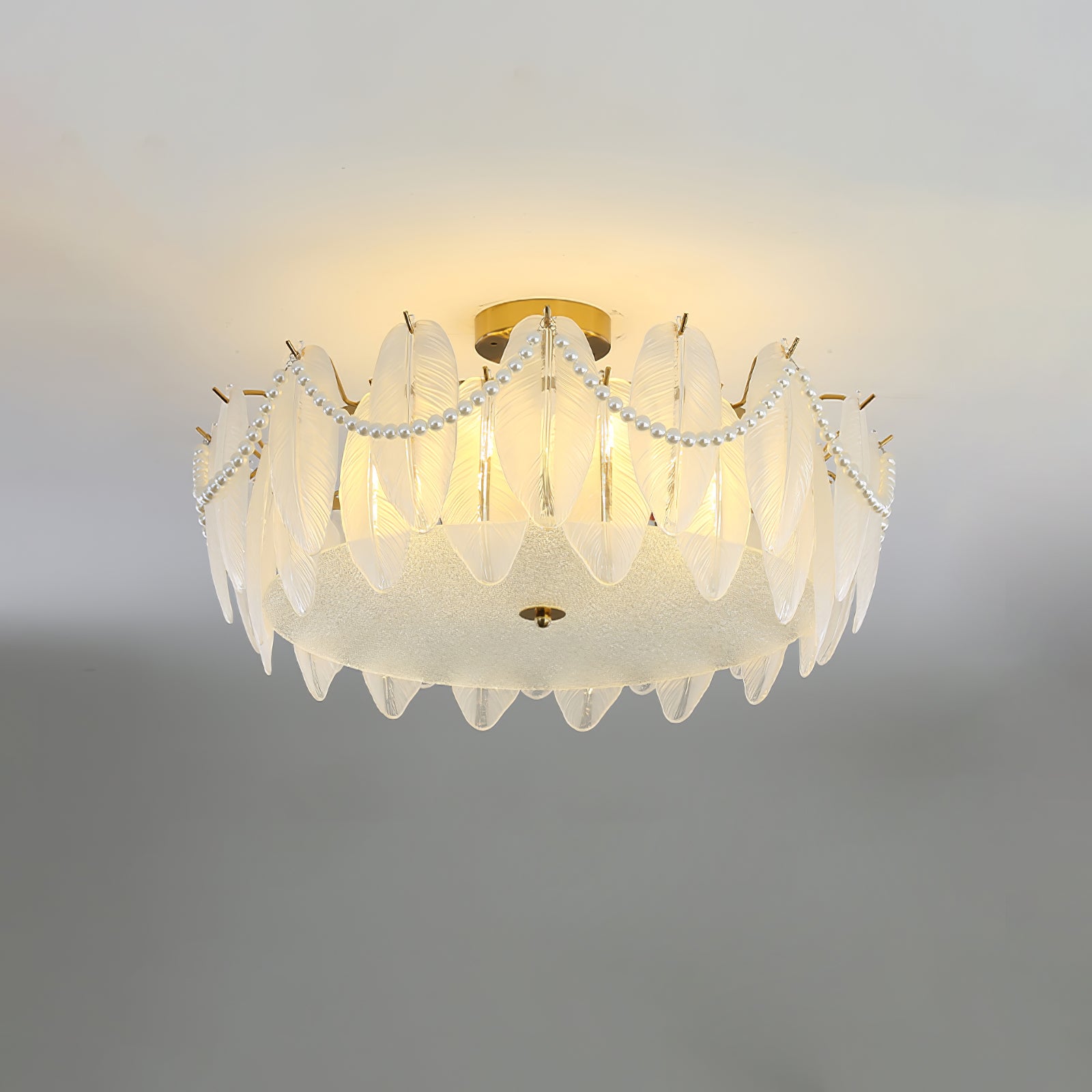 ガラスの羽根のシャンデリア