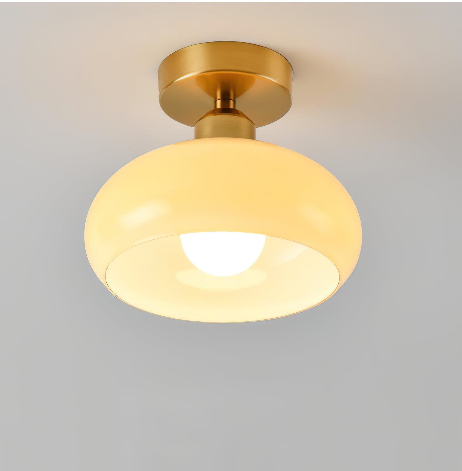 シンプルなクリーム色の天井ランプ