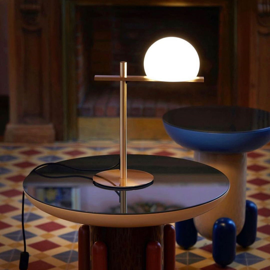 Circ 3725 テーブルランプ