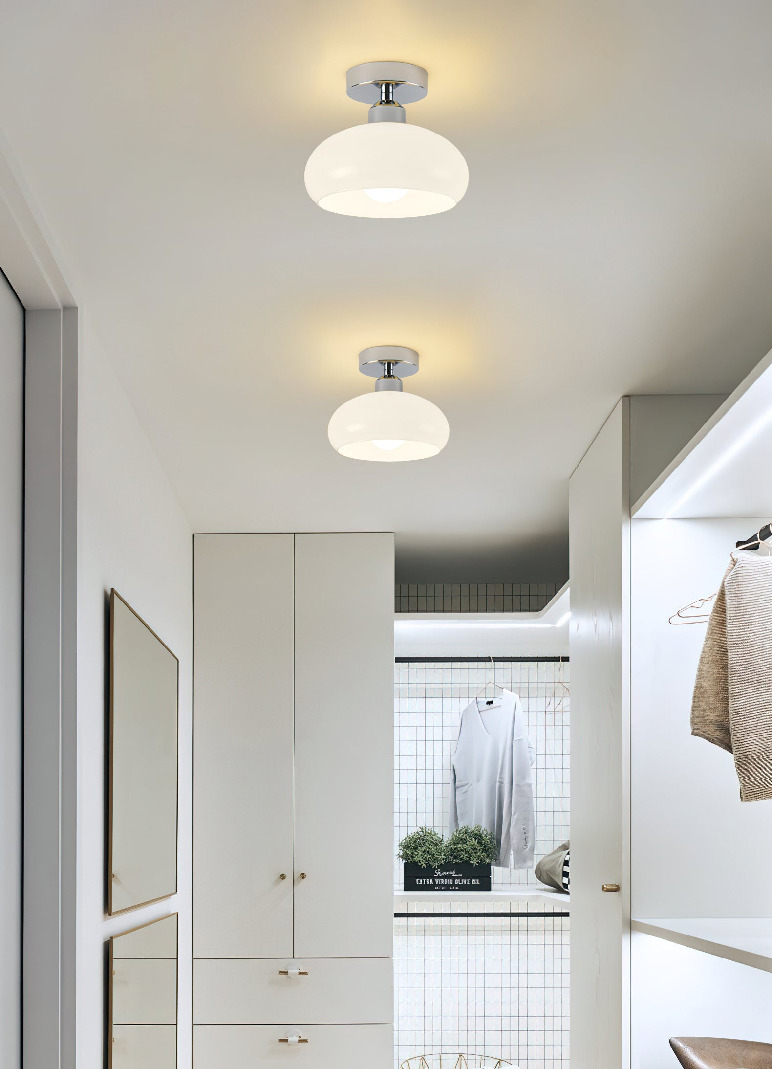 シンプルなクリーム色の天井ランプ