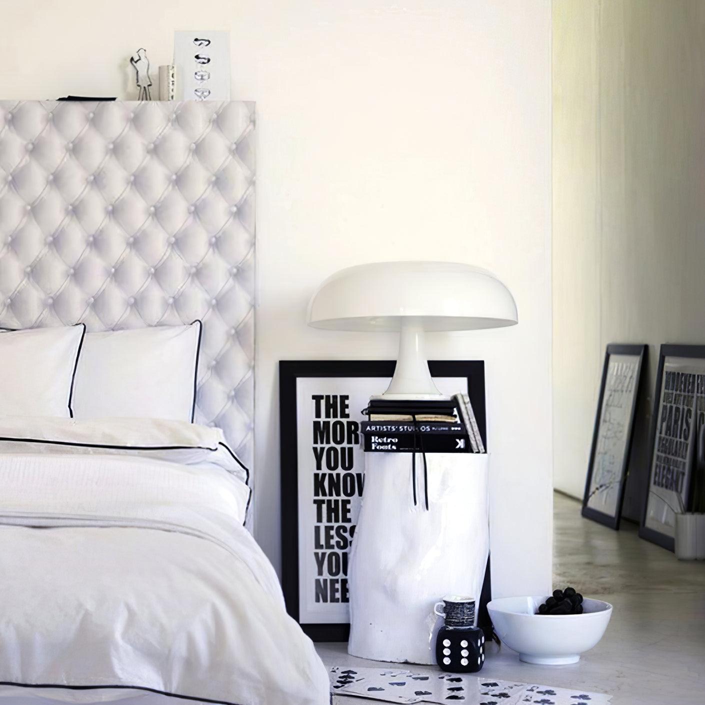 キノコの遊び心のあるテーブルランプ