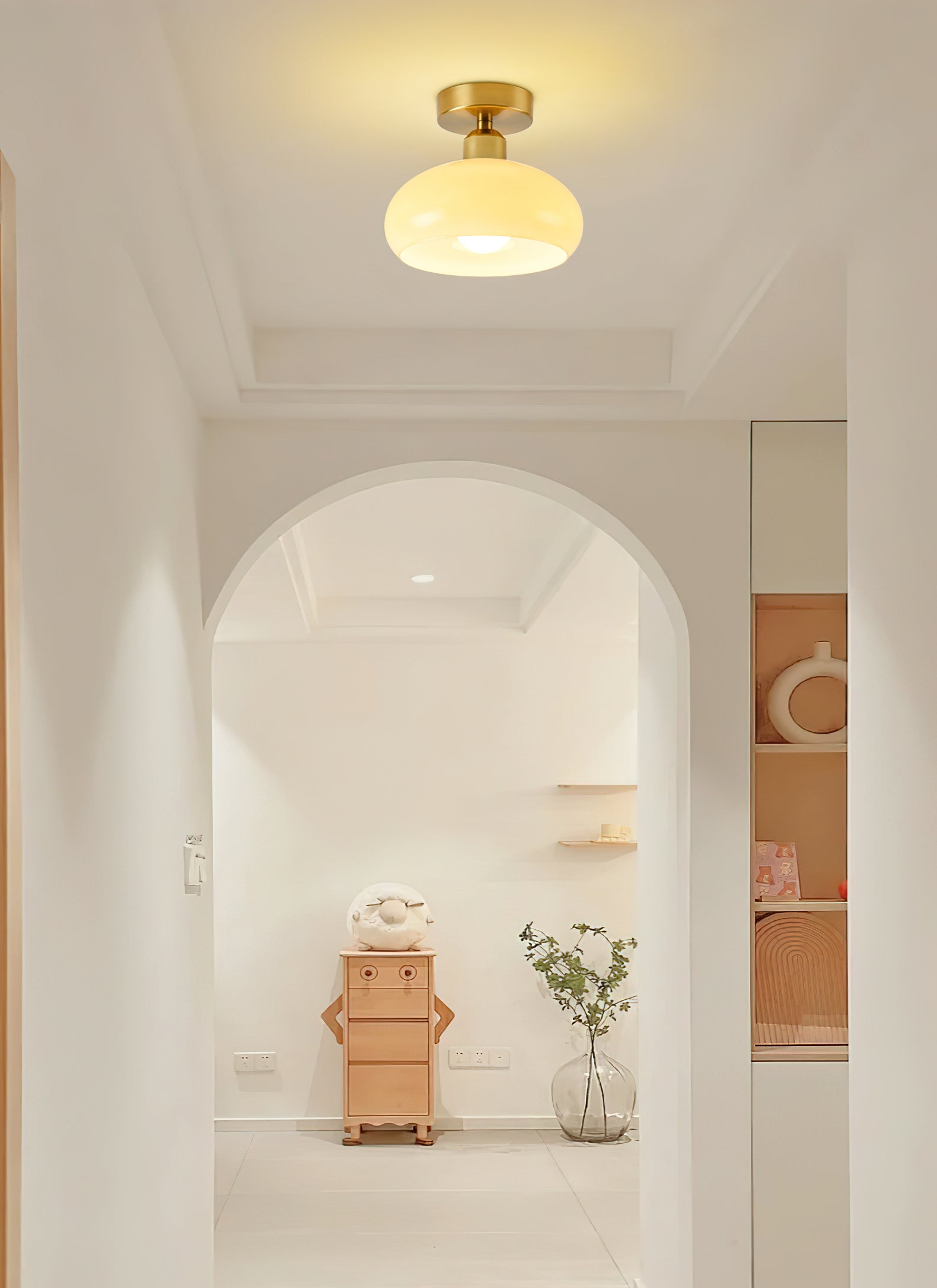 シンプルなクリーム色の天井ランプ