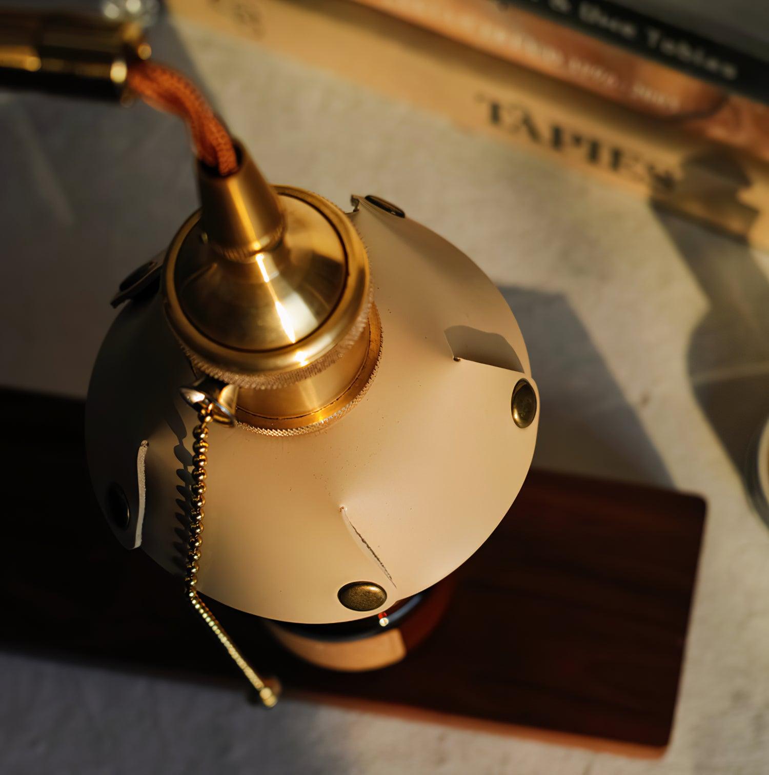 Harnik レトロ テーブル ランプ