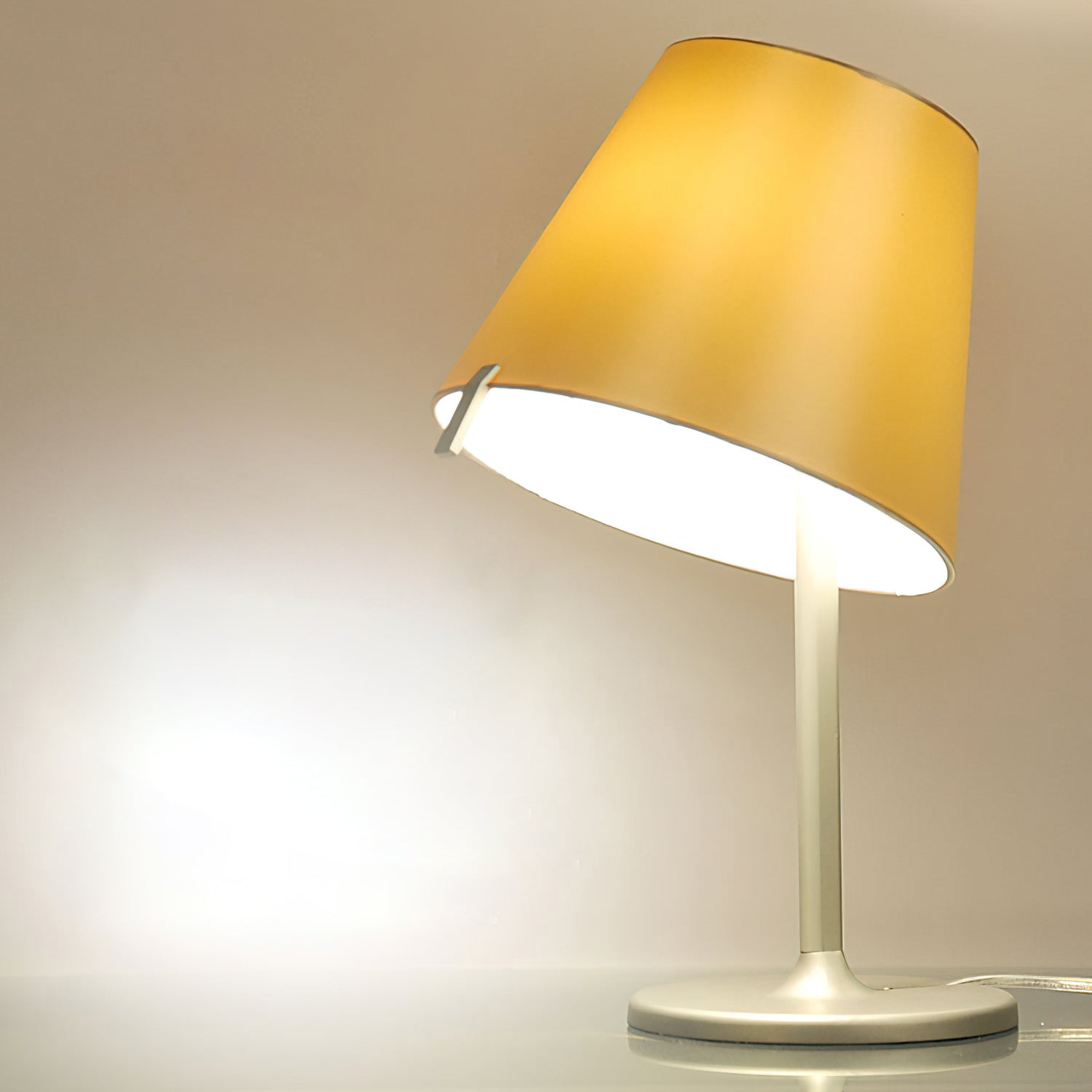 シスブ テーブルランプ