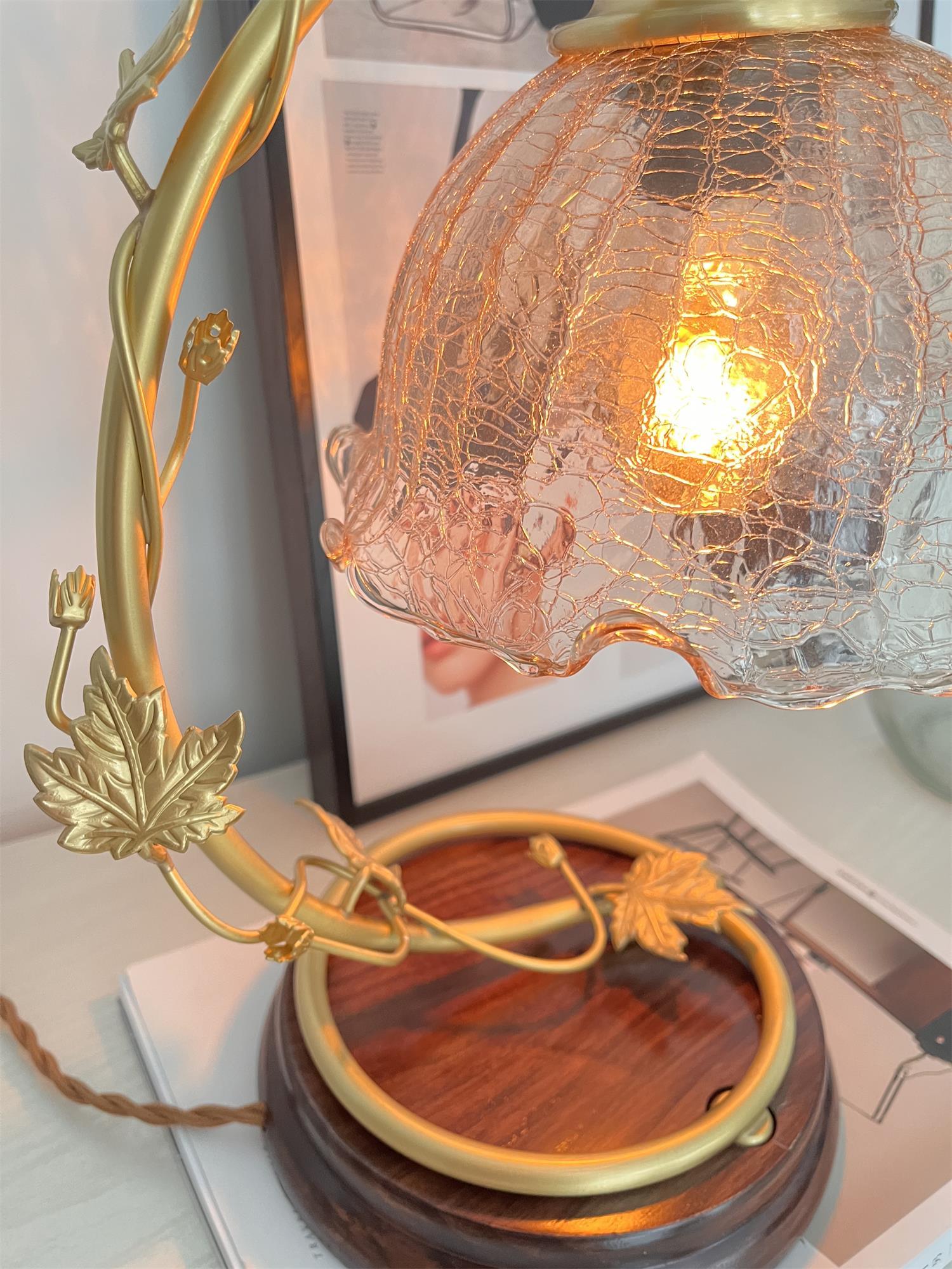 ひびの入ったガラス真鍮テーブルランプ