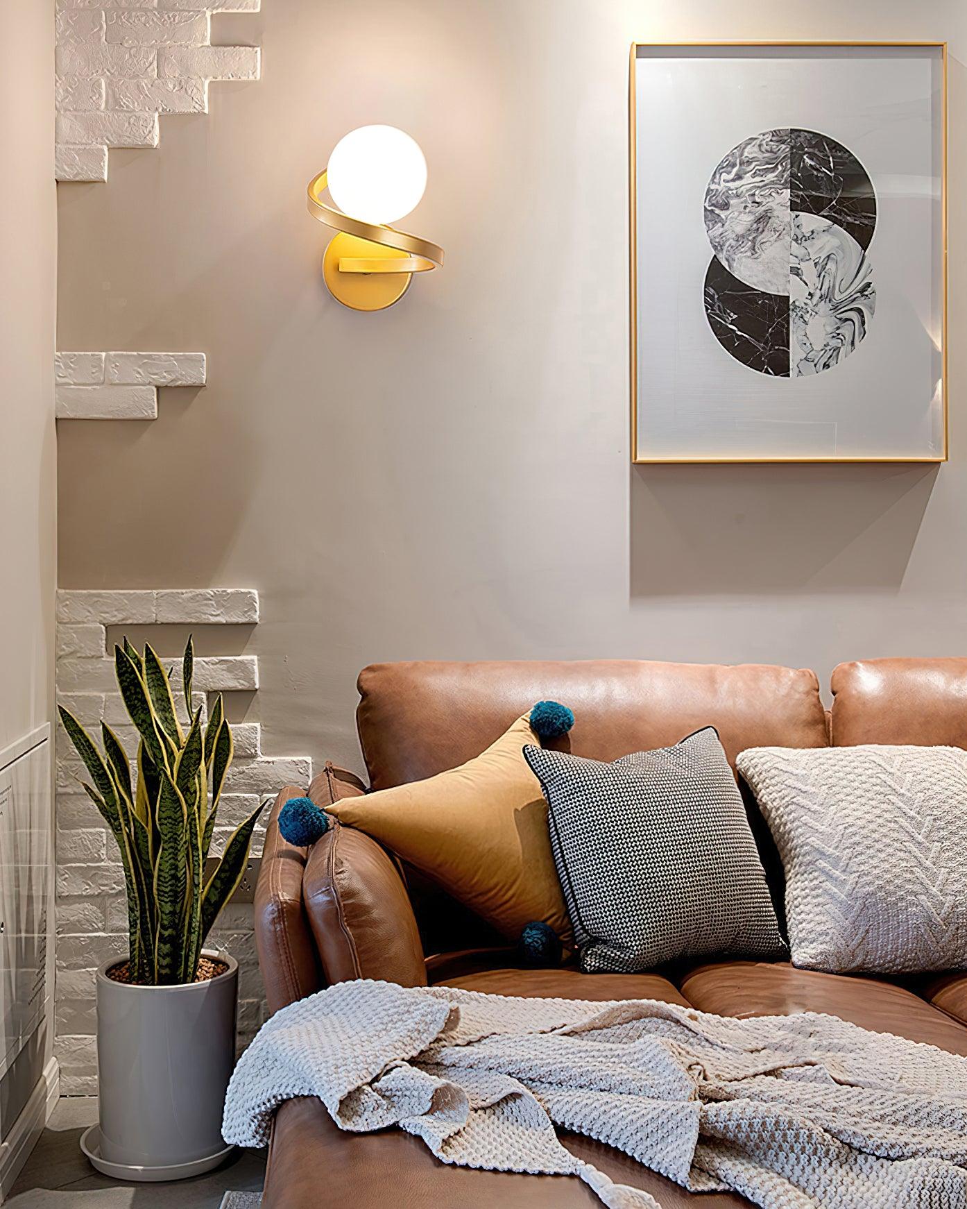 湾曲した真鍮製ウォールランプ