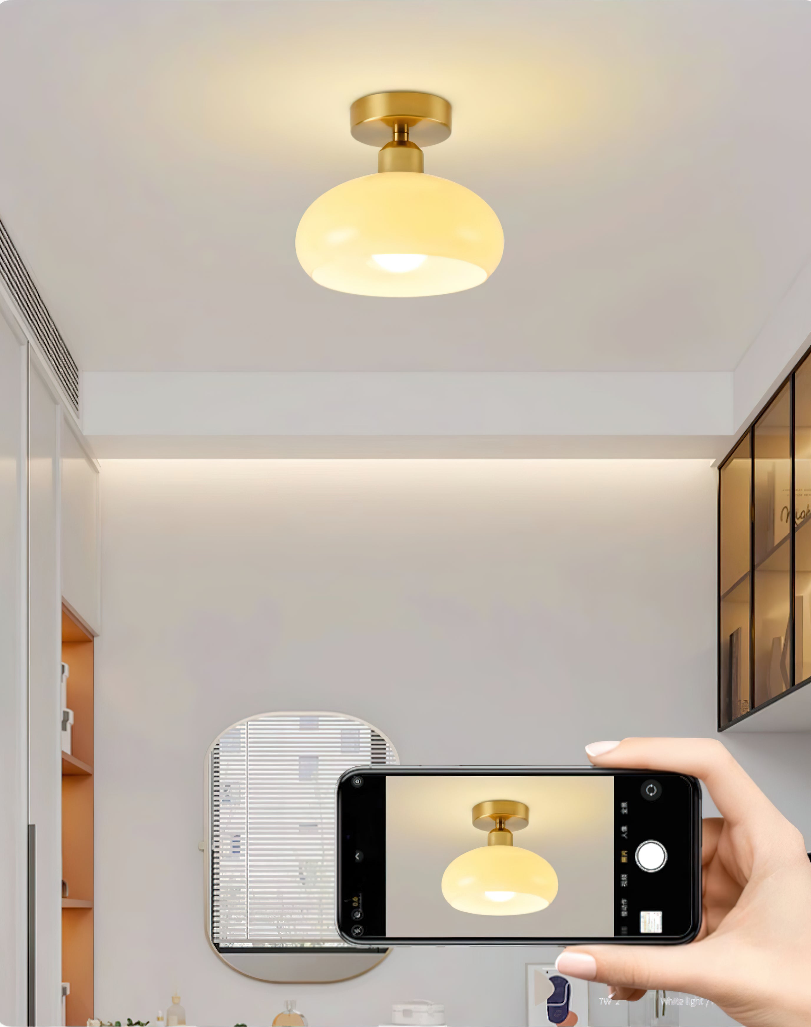 シンプルなクリーム色の天井ランプ